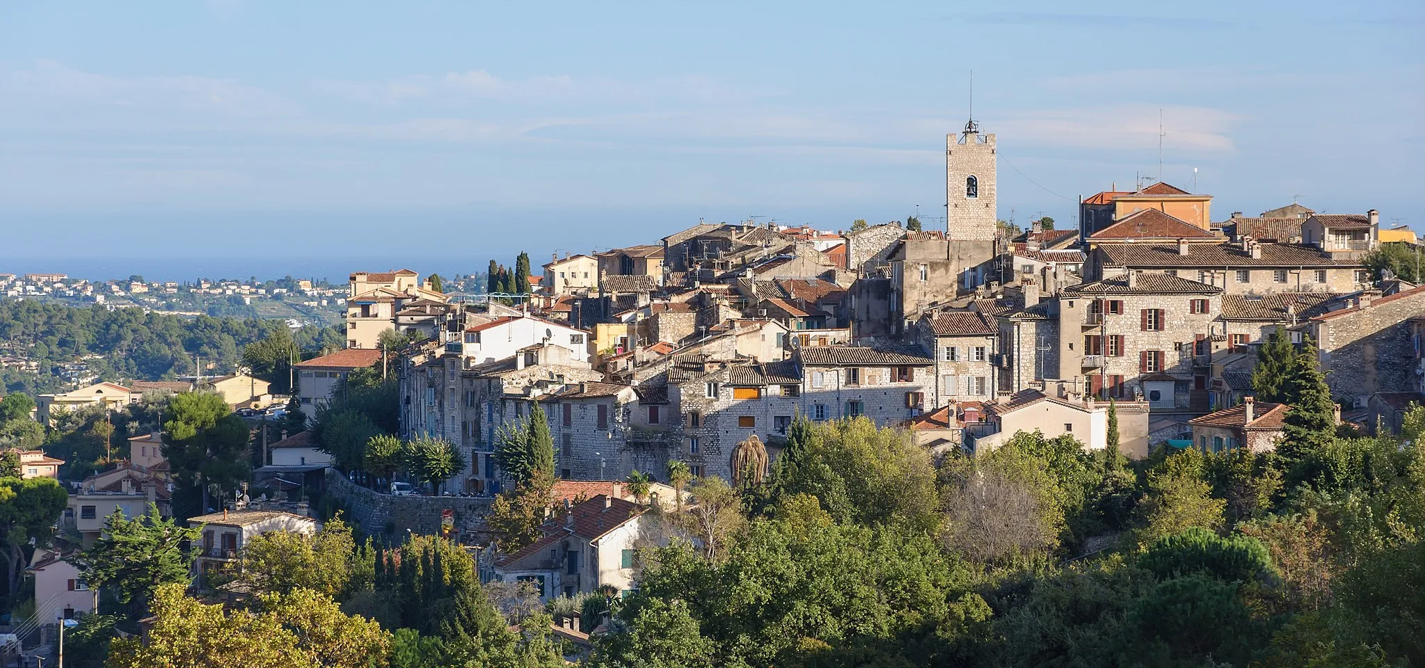 Photo showing: Vence, Alpes-Maritimes, France. In the background, the Mediterranean Sea.
