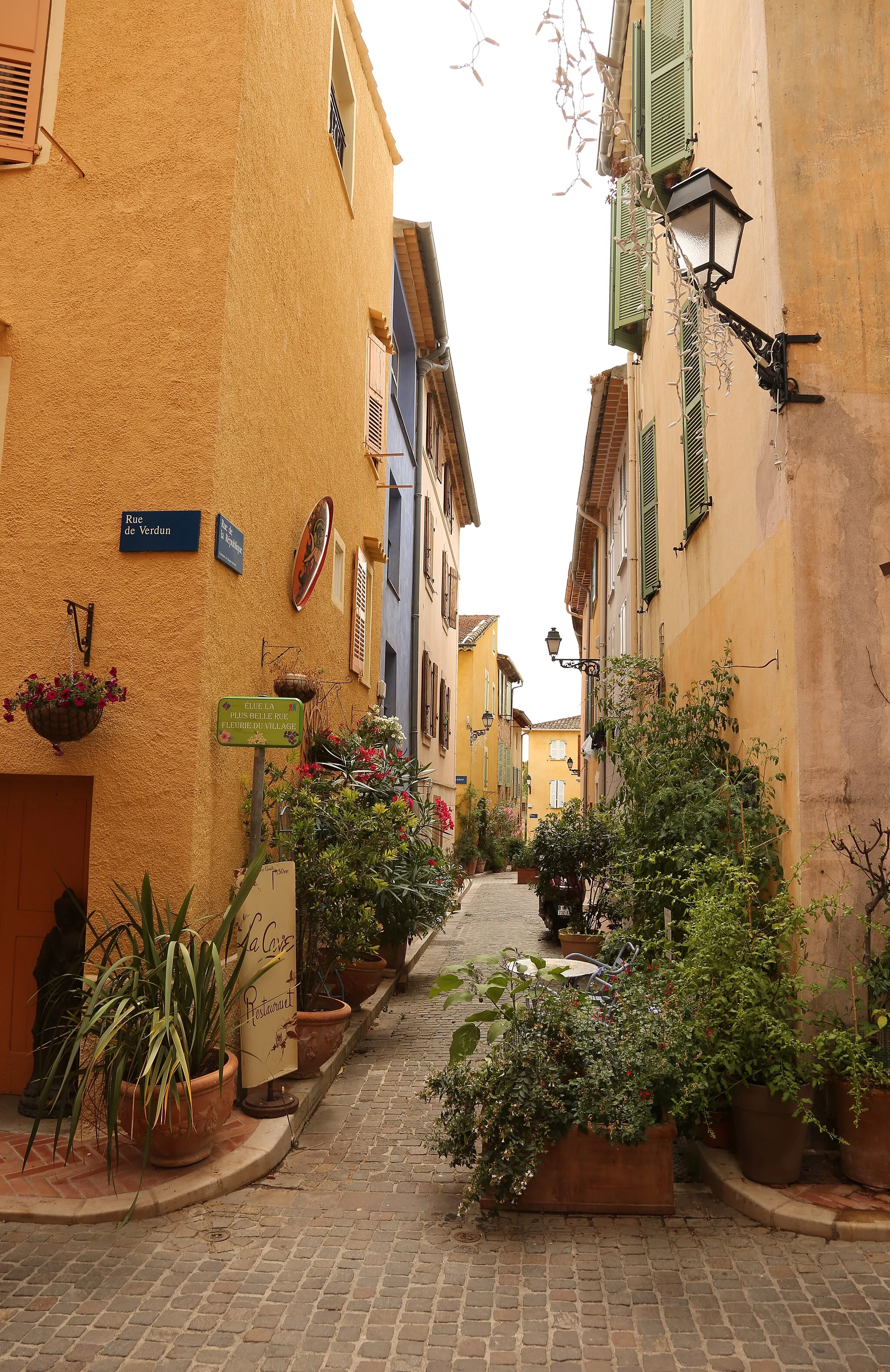 Photo showing: Street in Mouans-Sartoux in France