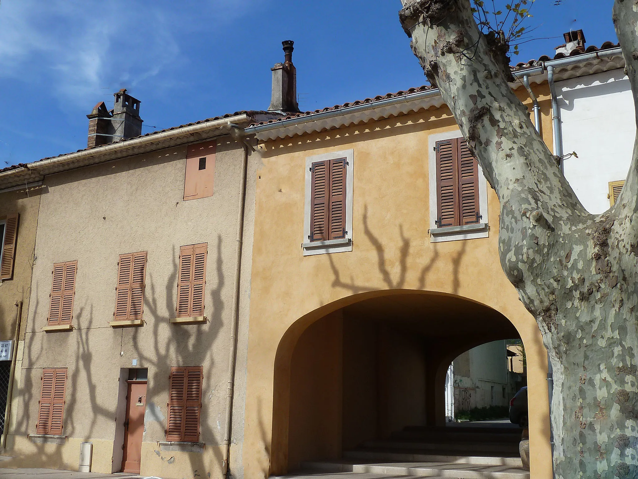 Photo showing: dans une rue aux maisons typiques de Provence : peintes de couleurs orangées et couvertes en tuiles