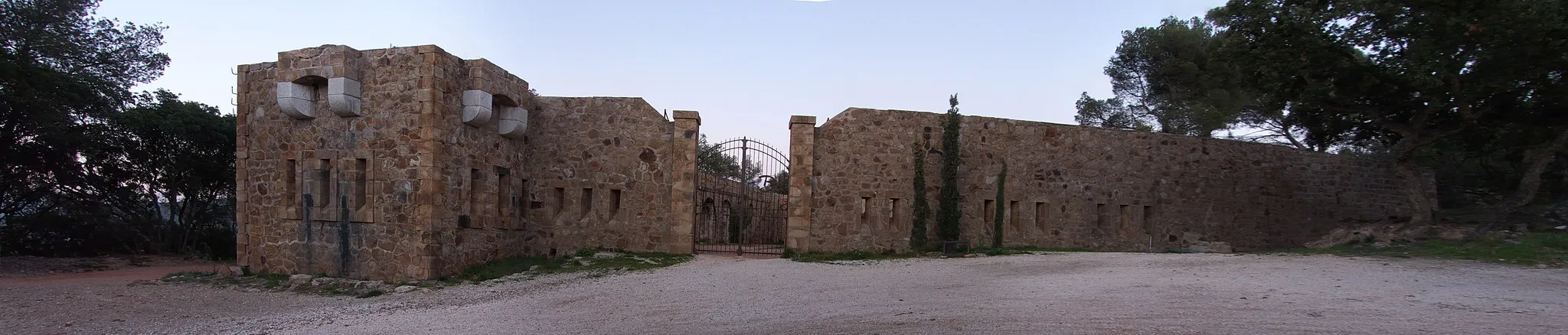 Photo showing: The entrance of the 'Fort de la Bayarde' at Carqueiranne.