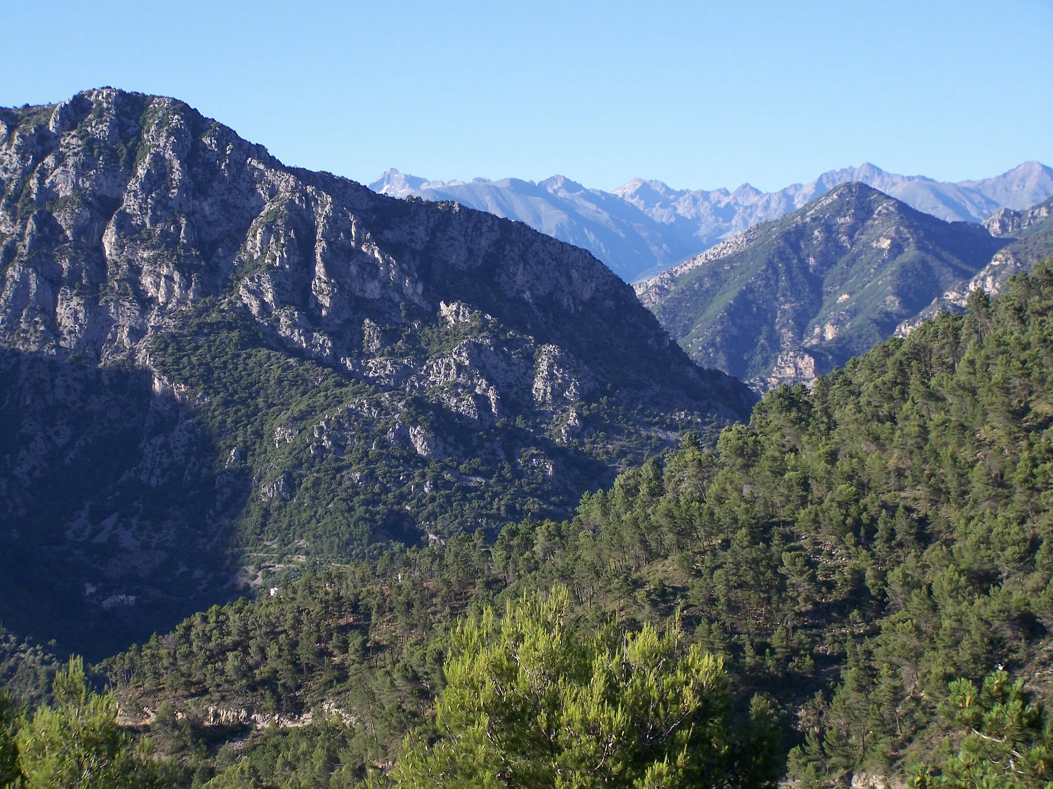 Photo showing: Panorama septentrional du village de Levens (Alpes-Maritimes, France) avec la vallée de la Vésubie et en arrière-plan les montagnes de la frontière franco-italienne