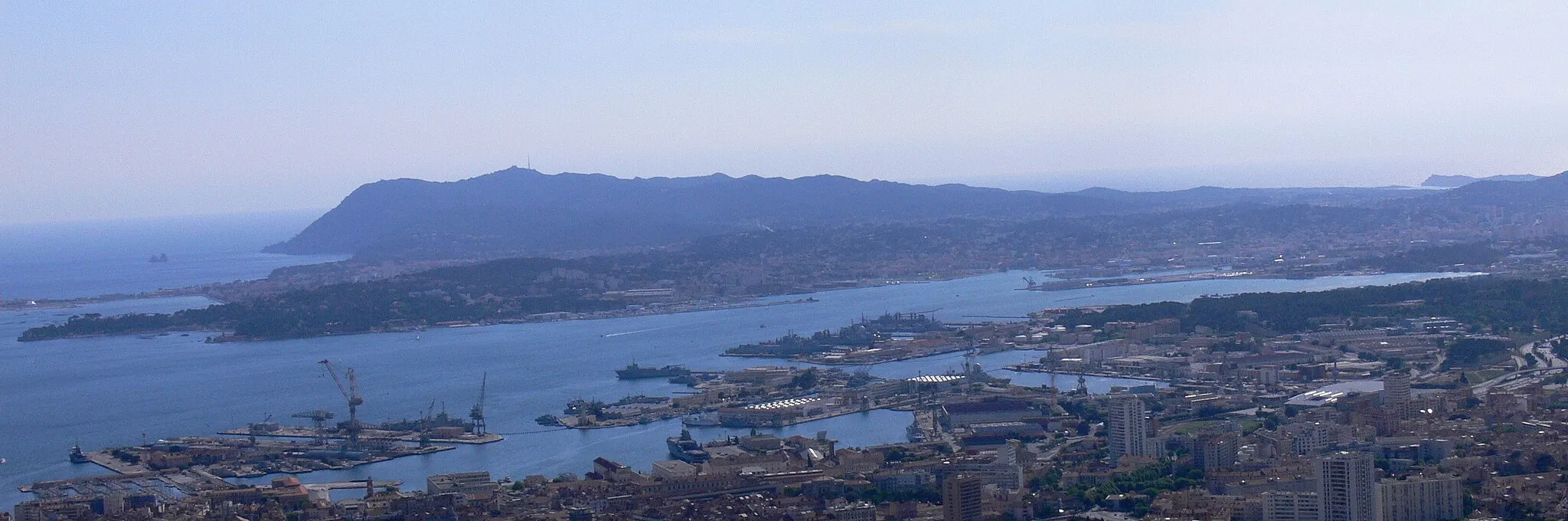 Photo showing: Rade de Toulon (Var, France) vue depuis le Mont Faron.