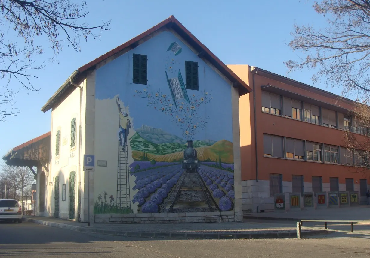 Photo showing: L'ancienne gare de Gréasque, ornée d'un décor ferroviaire et bucolique.