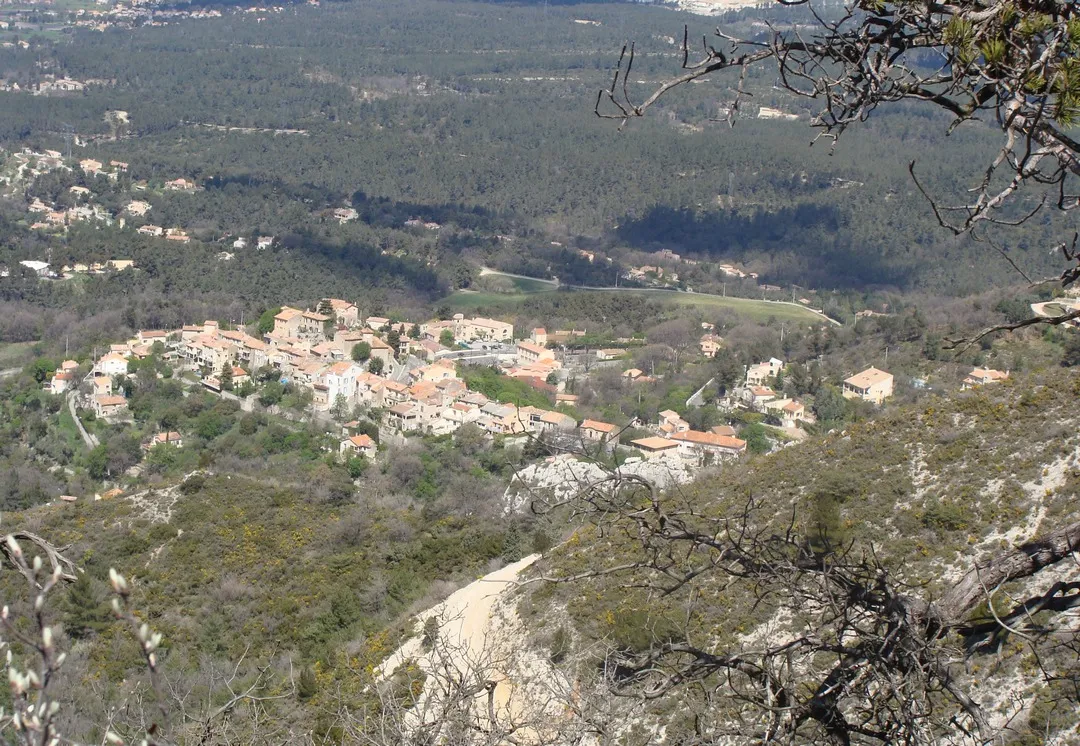 Photo showing: Le village de Mimet vu depuis la crète du massif de l'Étoile, entre le Grand Puech et le col Sainte-Anne.