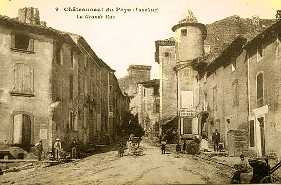 Photo showing: La grand rue de Chateauneuf-du-Pape