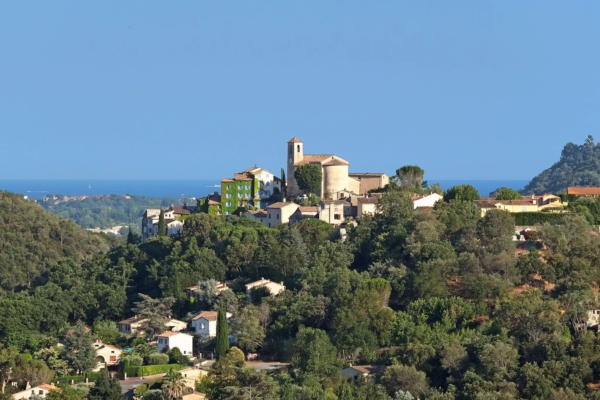 Photo showing: Vue du village d’Auribeau-sur-Siagne depuis la piste de Peygros.