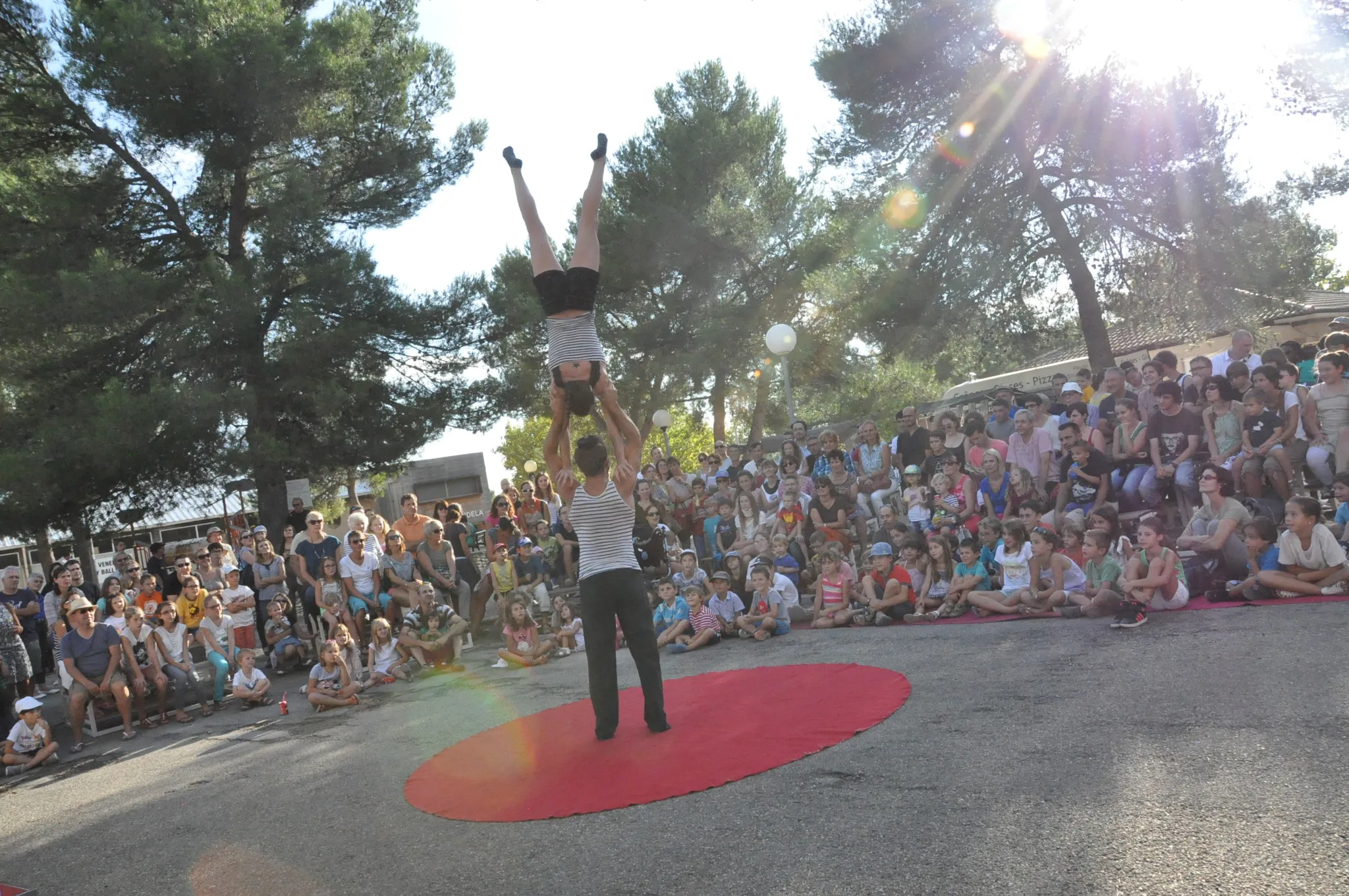 Photo showing: 500px provided description: Ca Cartonne Washington Par Le Collectif Prt Porter O [#rue ,#cirque ,#vivant ,#Culture ,#Musique ,#Provence ,#Venelles ,#Spectacle ,#Th??tre]