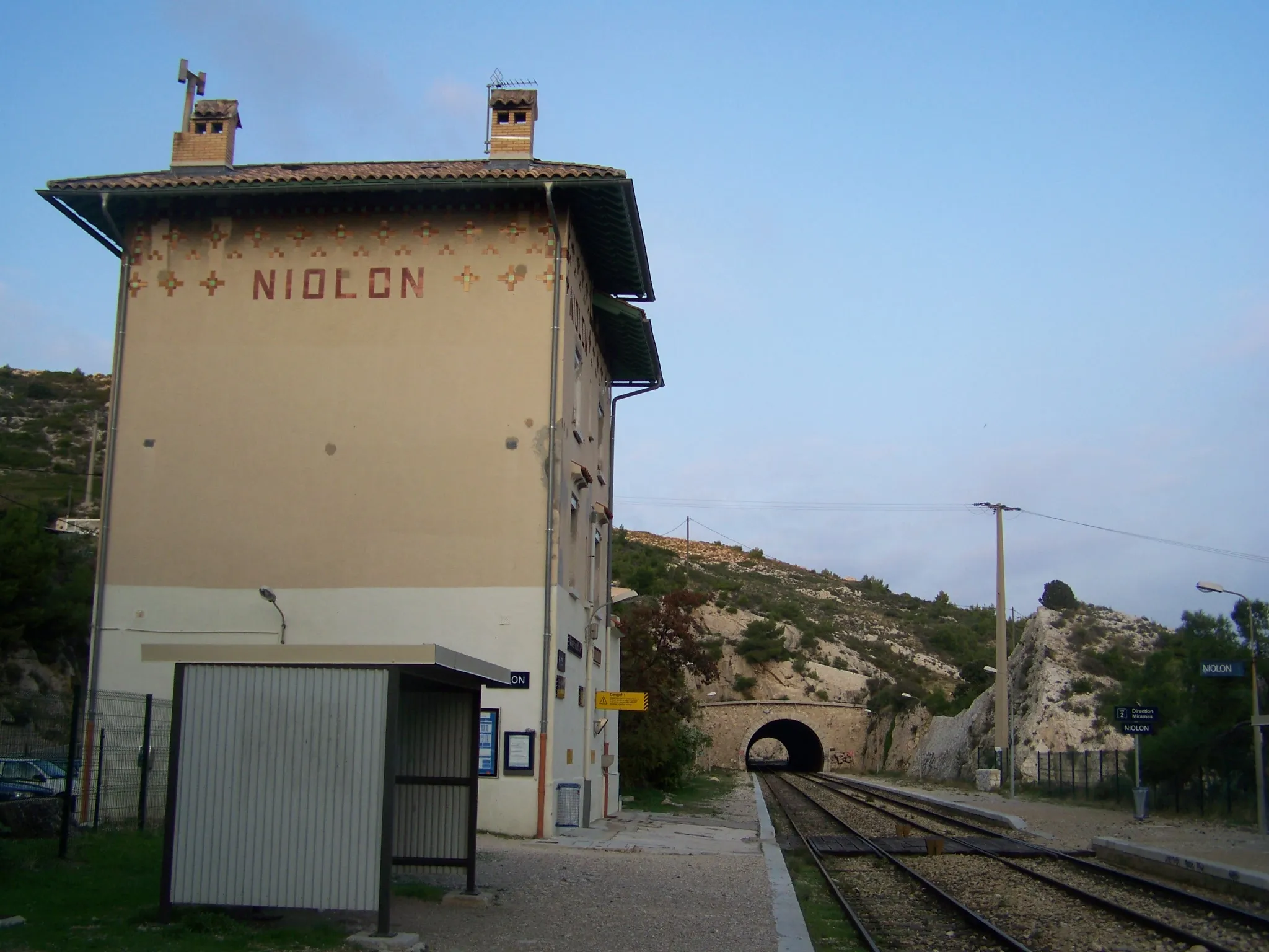 Photo showing: Sight on Niolon railway station, on the Côte bleue near Marseille, Bouches-du-Rhône, France.