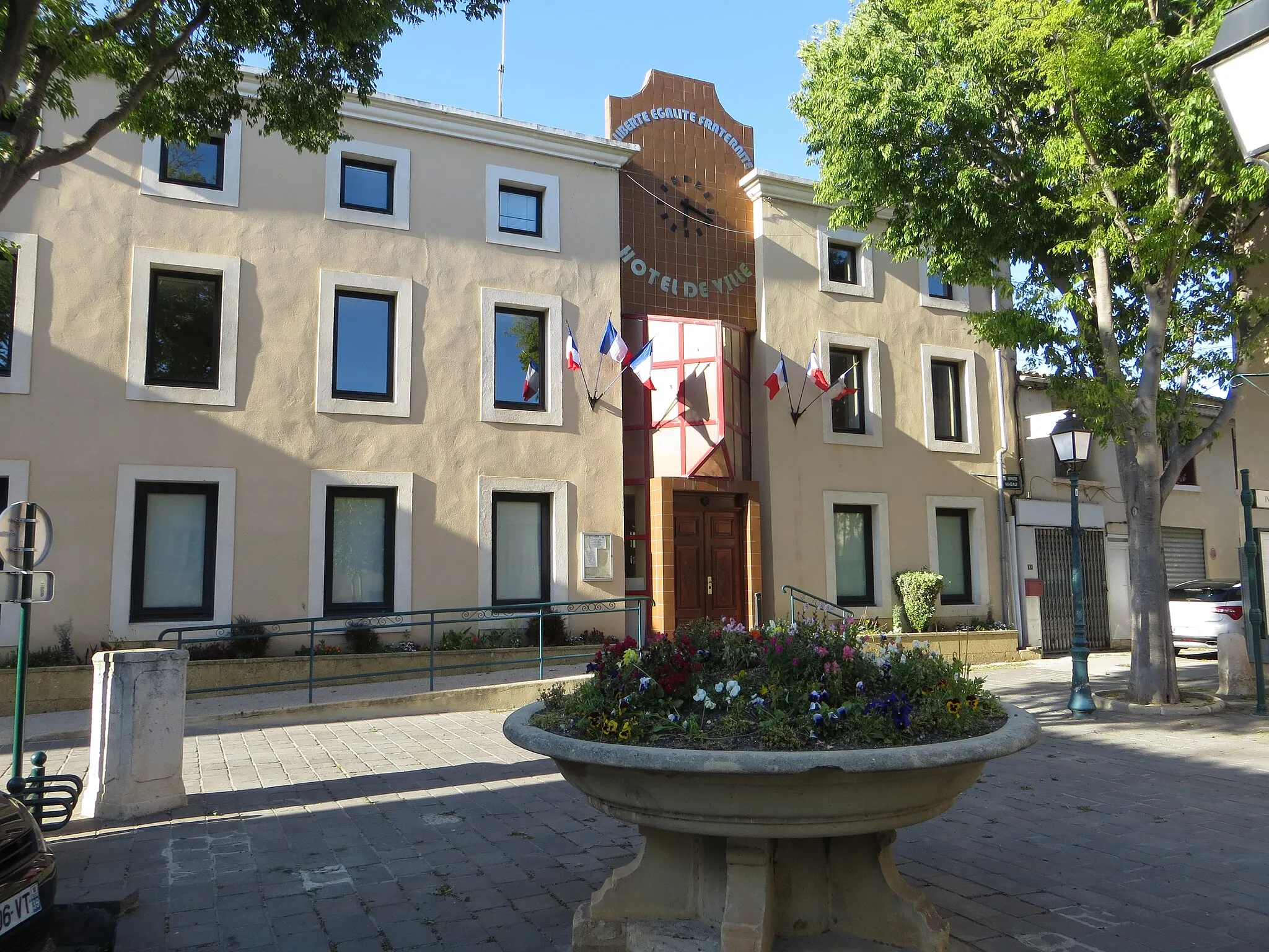 Photo showing: Mairie de la Fare les Oliviers