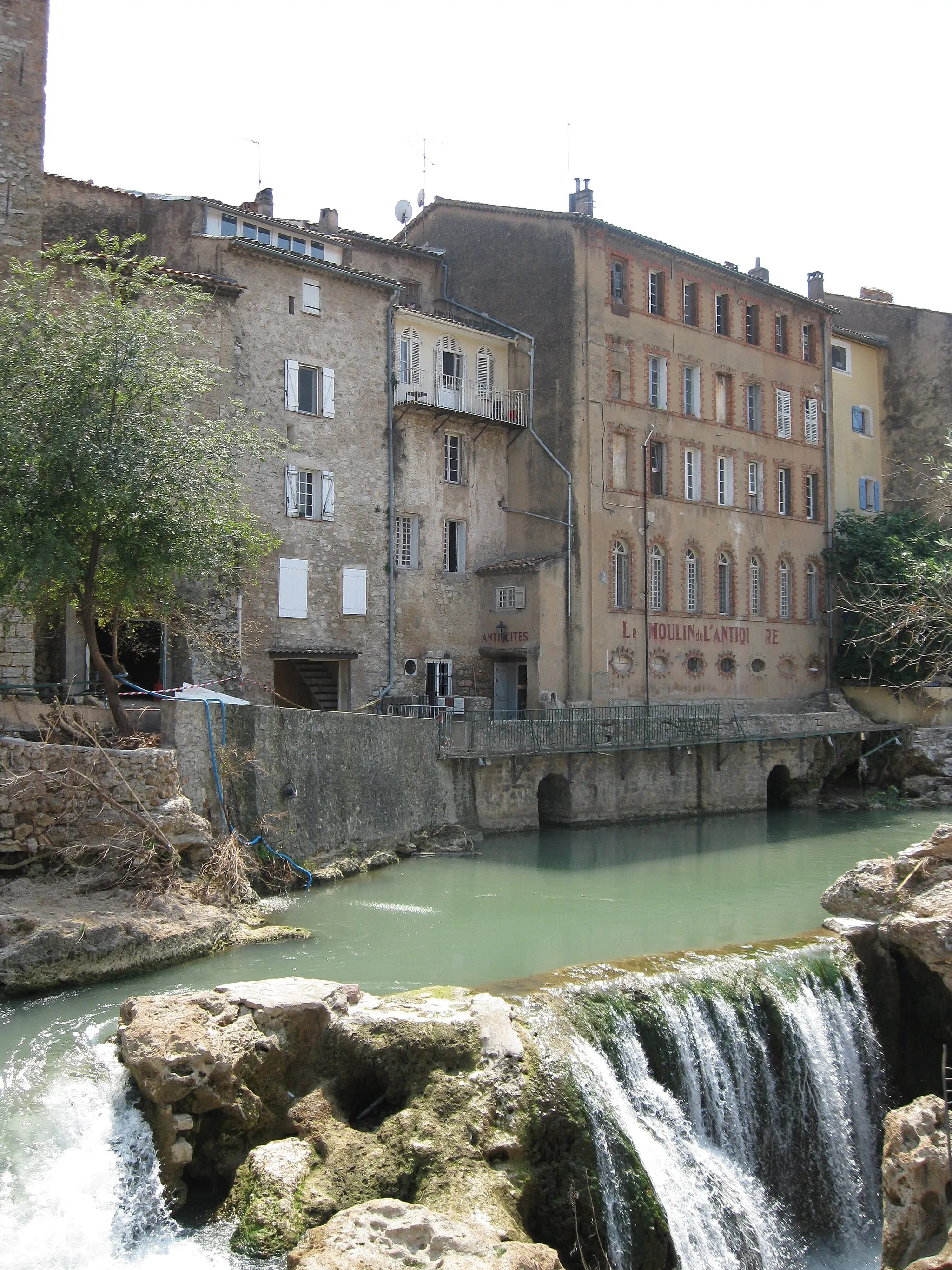 Photo showing: Vue sur le Moulin des antiquaires
