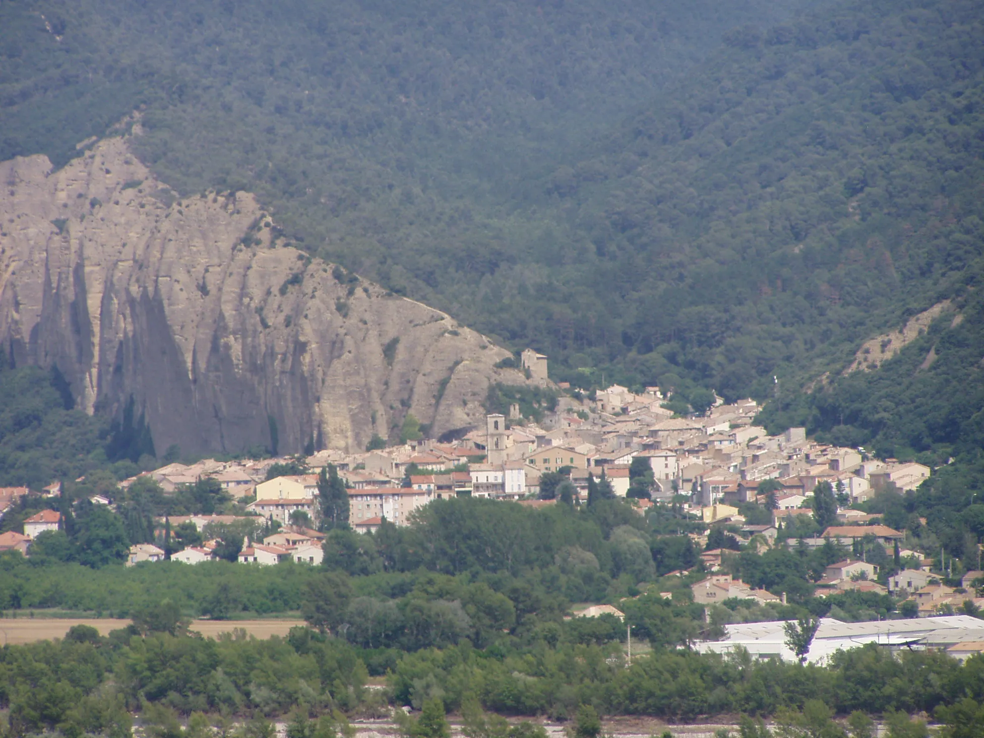 Photo showing: The village of Les Mées, seen from the village of Peyruis