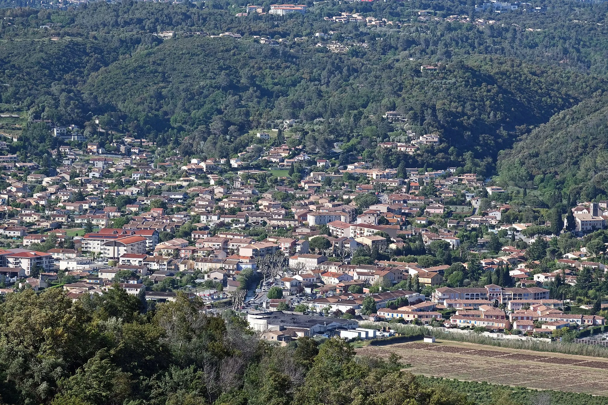 Photo showing: Vue du village de Pégomas depuis la piste DFCI des Harkis.
