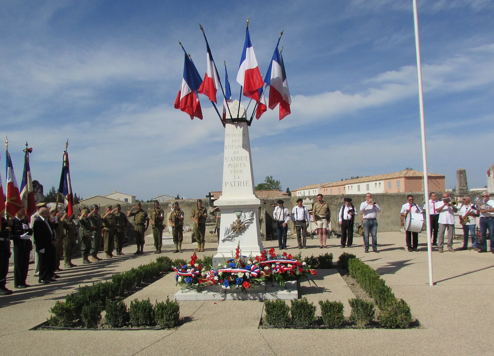 Photo showing: Le monument aux morts.