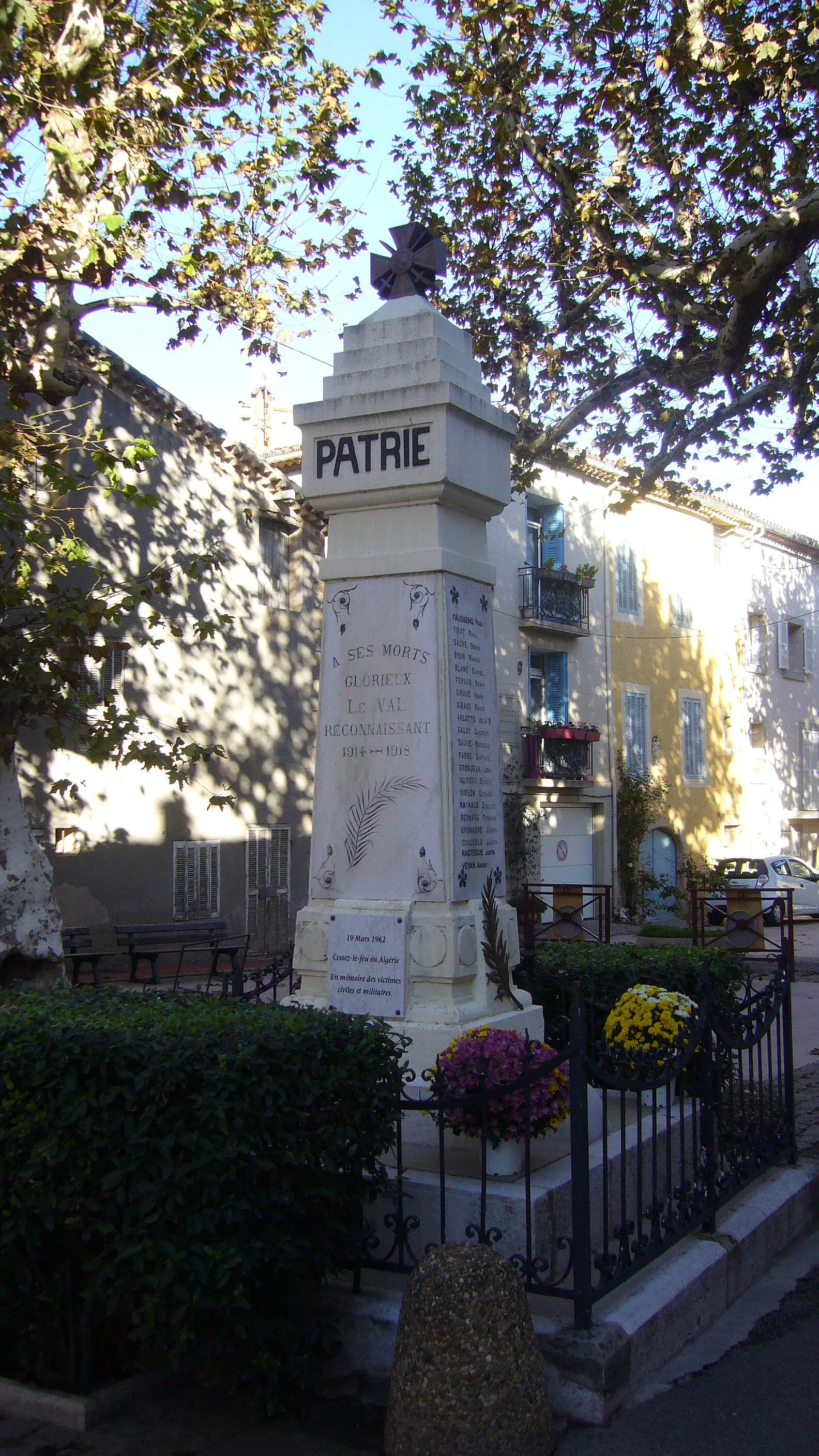 Photo showing: Monument aux morts au Val (Var, France)