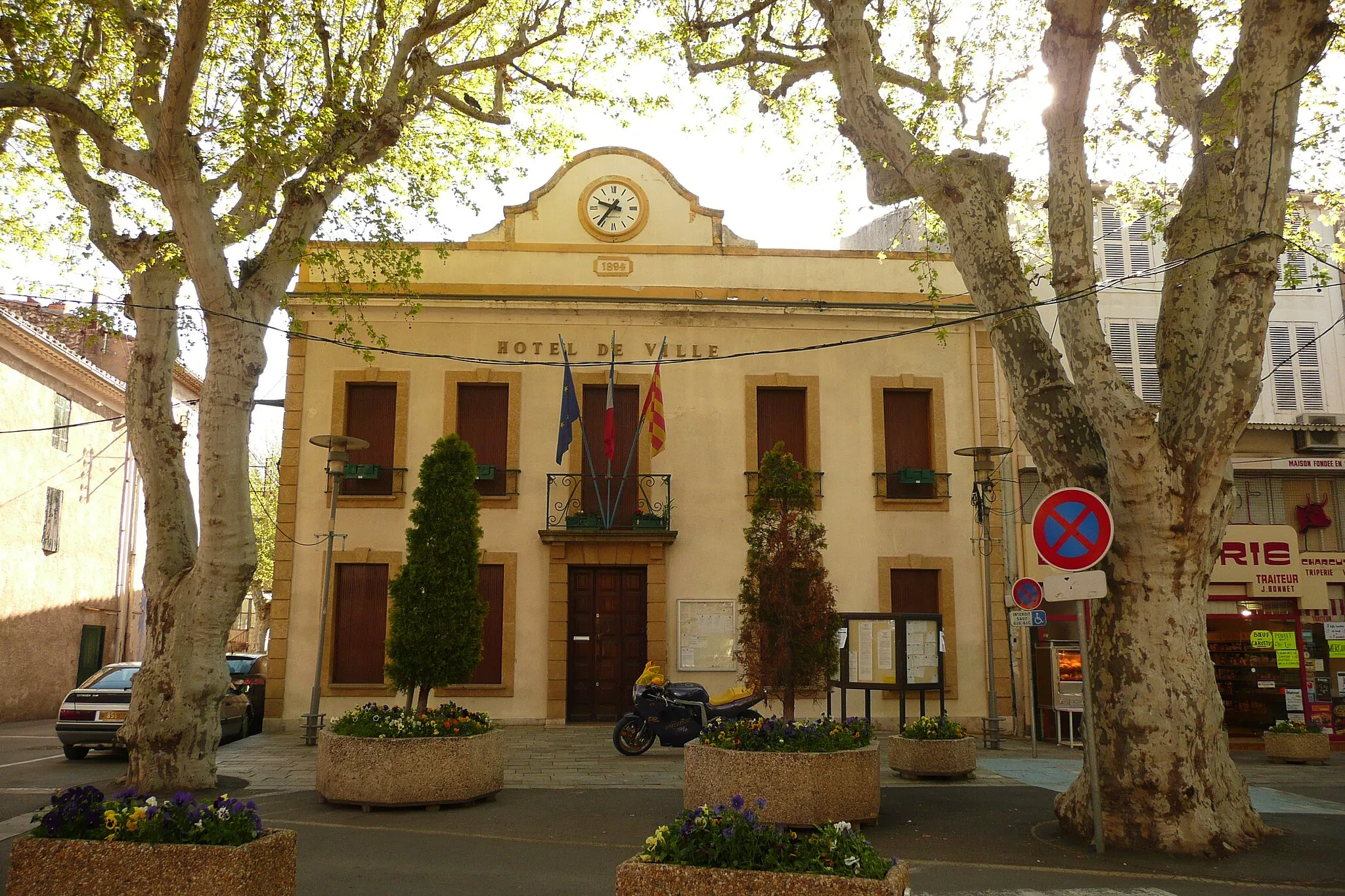 Photo showing: Hôtel de ville à Sénas.