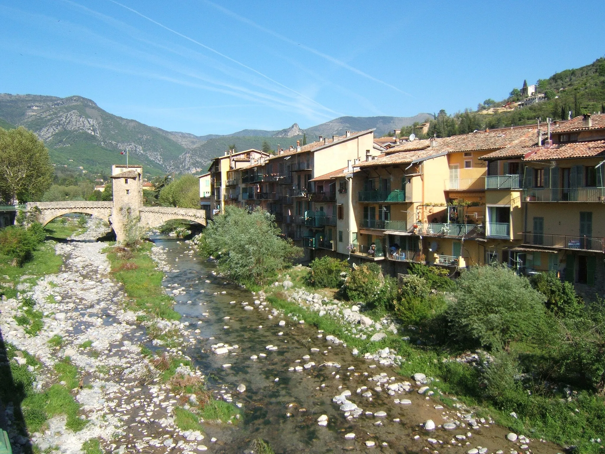 Photo showing: Sospel dans les Alpes-Maritimes. La Bevera y coule paisiblement, avec le Pont Vieux qui l'enjambe.