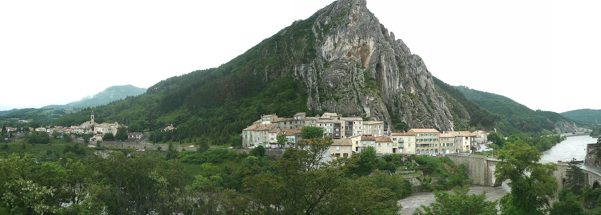 Photo showing: Vue panoramique du rocher de la Baume, de Saint-Dominique et de la Durance