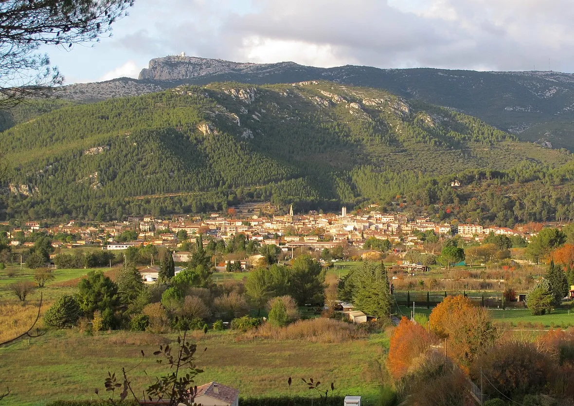 Photo showing: Le village de Cuges au pied de la Sainte-Baume.