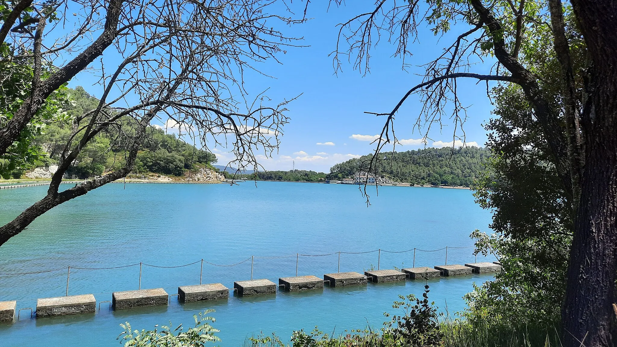 Photo showing: Retenue d'eau de Saint-Christophe sur le canal de Marseille à Rognes (Bouches-du-Rhône)