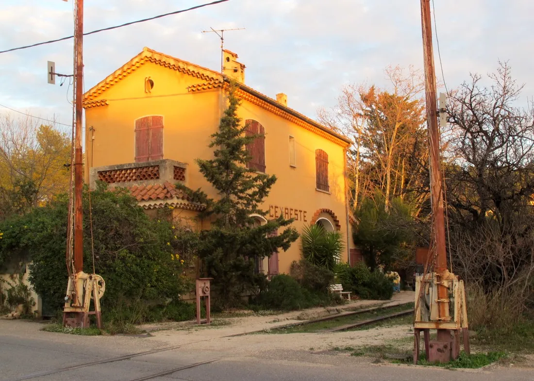 Photo showing: L'ancienne gare de Ceyreste, sur la ligne (abandonnée) reliant la gare de la Ciotat à la ville et au port. Située sur la commune de la Ciotat, au passage à niveau de la D3 reliant la Ciotat à Ceyreste.