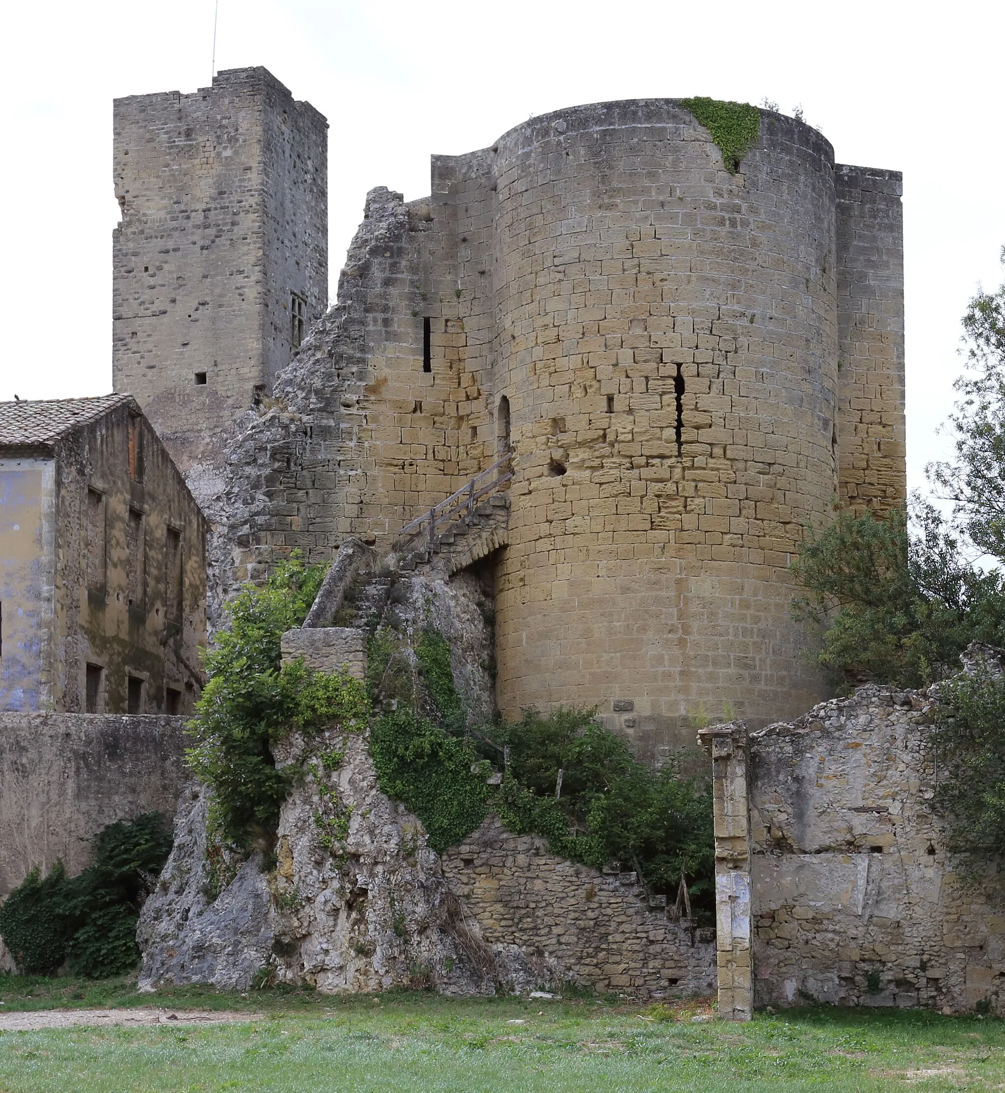 Photo showing: The ruins of the Round Tower (Tour ronde) in Roquemaure (Gard). The tower dates from the 13th century and formed part of the medieval castle.