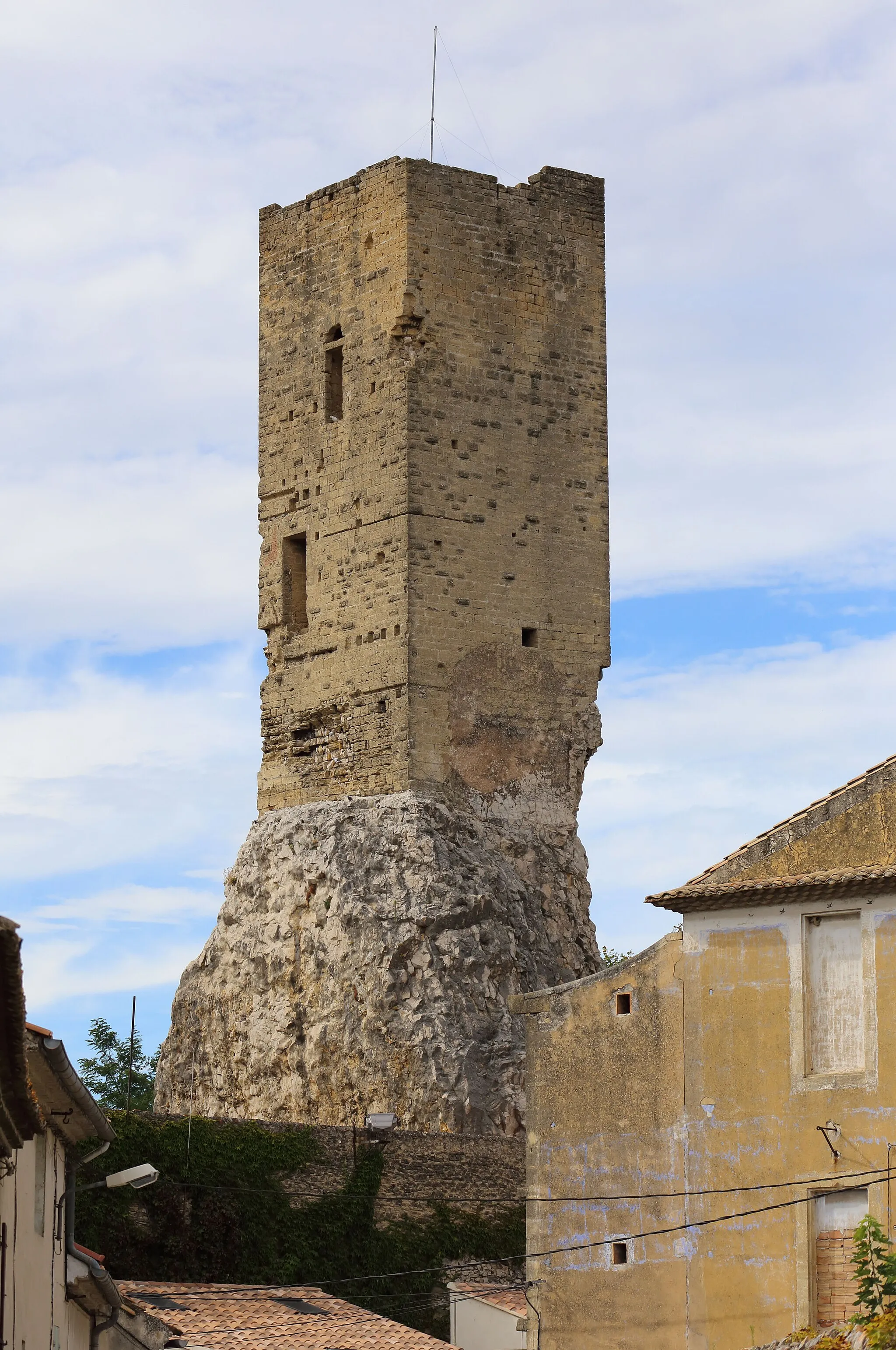 Photo showing: The ruins of the Square Tower (Tour carrée) in Roquemaure (Gard). The tower dates from the 12th century and formed part of the medieval castle.