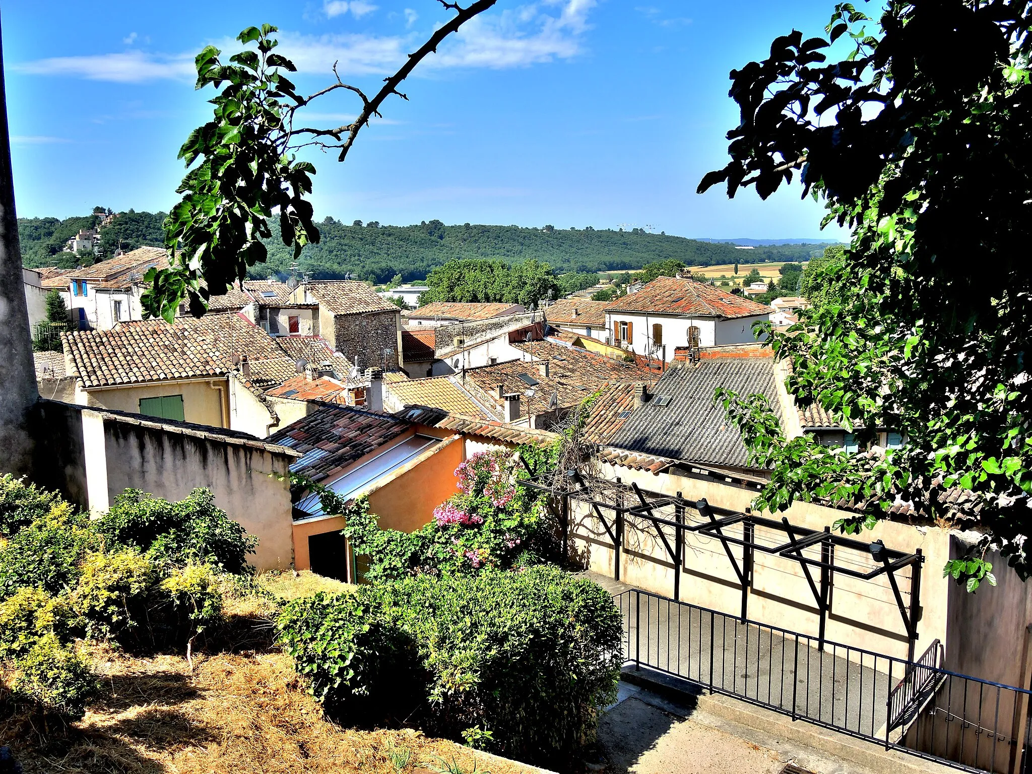 Photo showing: Autre panorama sur le côté sud de Vinon-sur-Verdon, depuis une rue du village. Var.