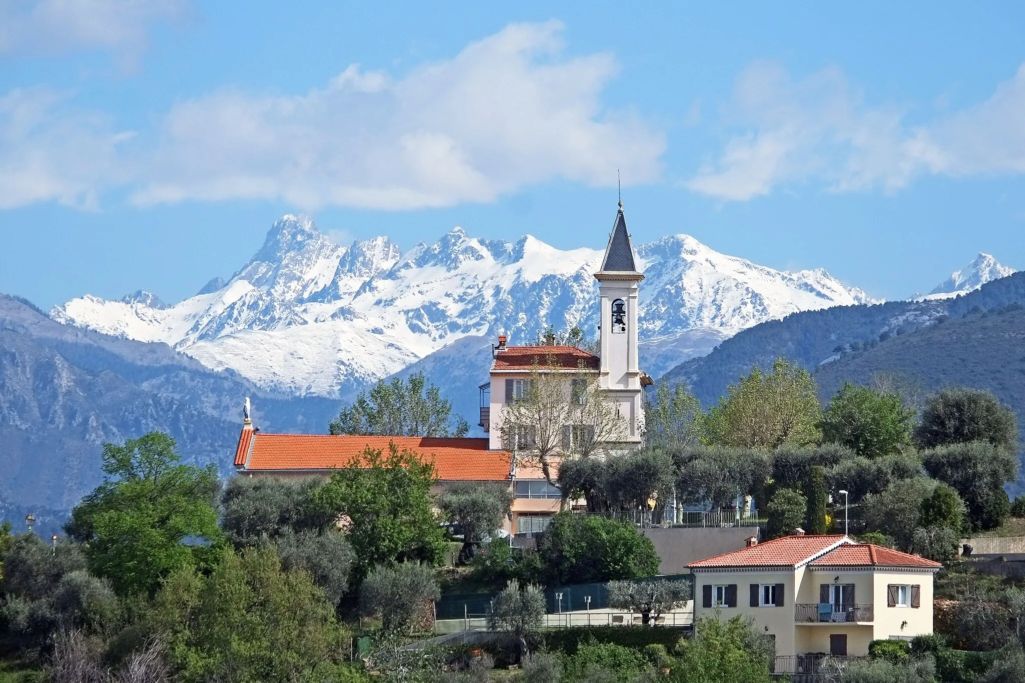 Photo showing: Vue de l’église Notre-Dame-de-la-Nativité de Colomars depuis la route de Nice au printemps.