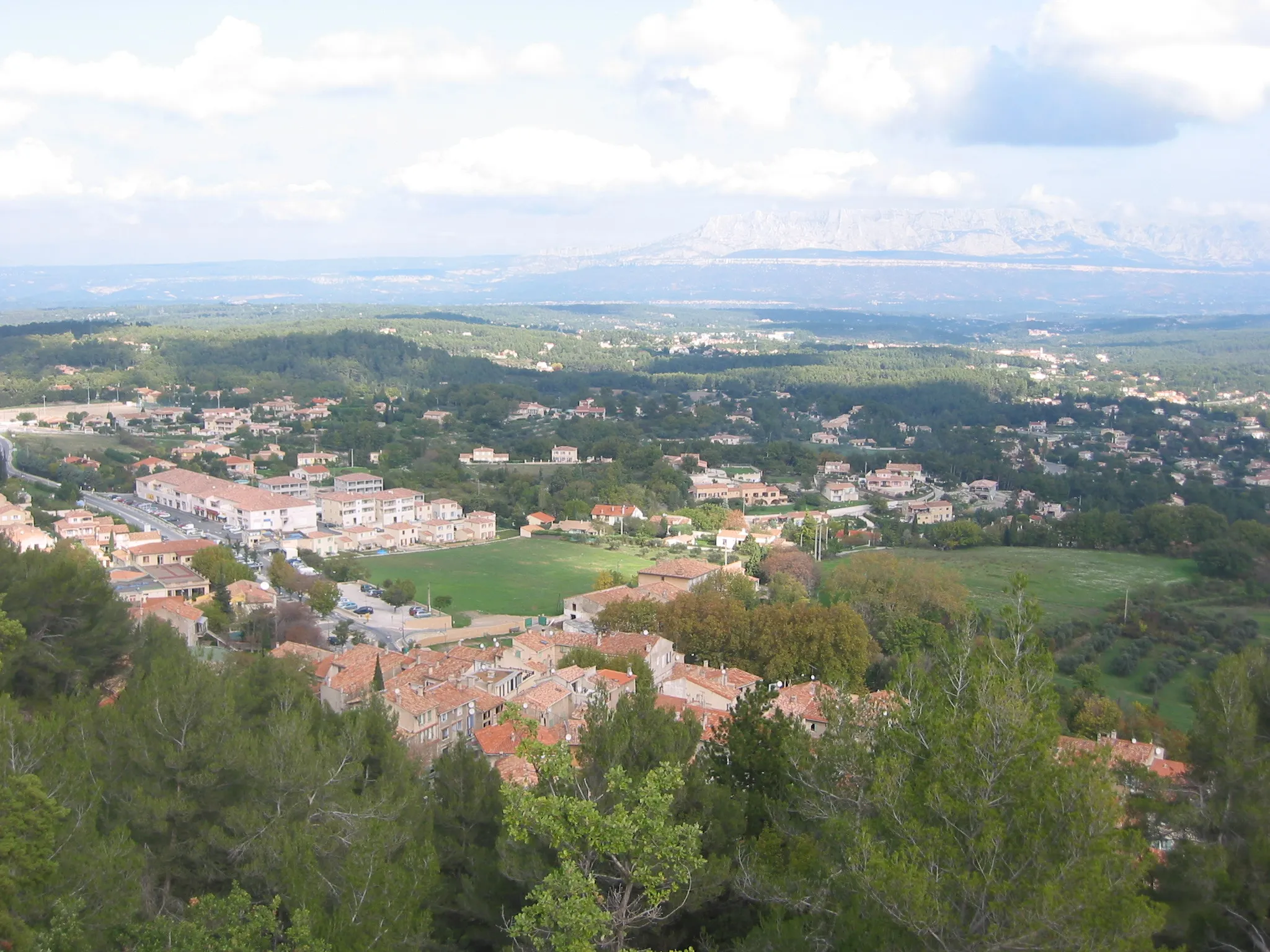 Photo showing: Le Village de Saint-Savournin (France, Bouches-du-Rhône, 13)

Photo prise le 3 nov 2005, depuis le chemin de Castellas.

Photographe : Ludovic Ruat