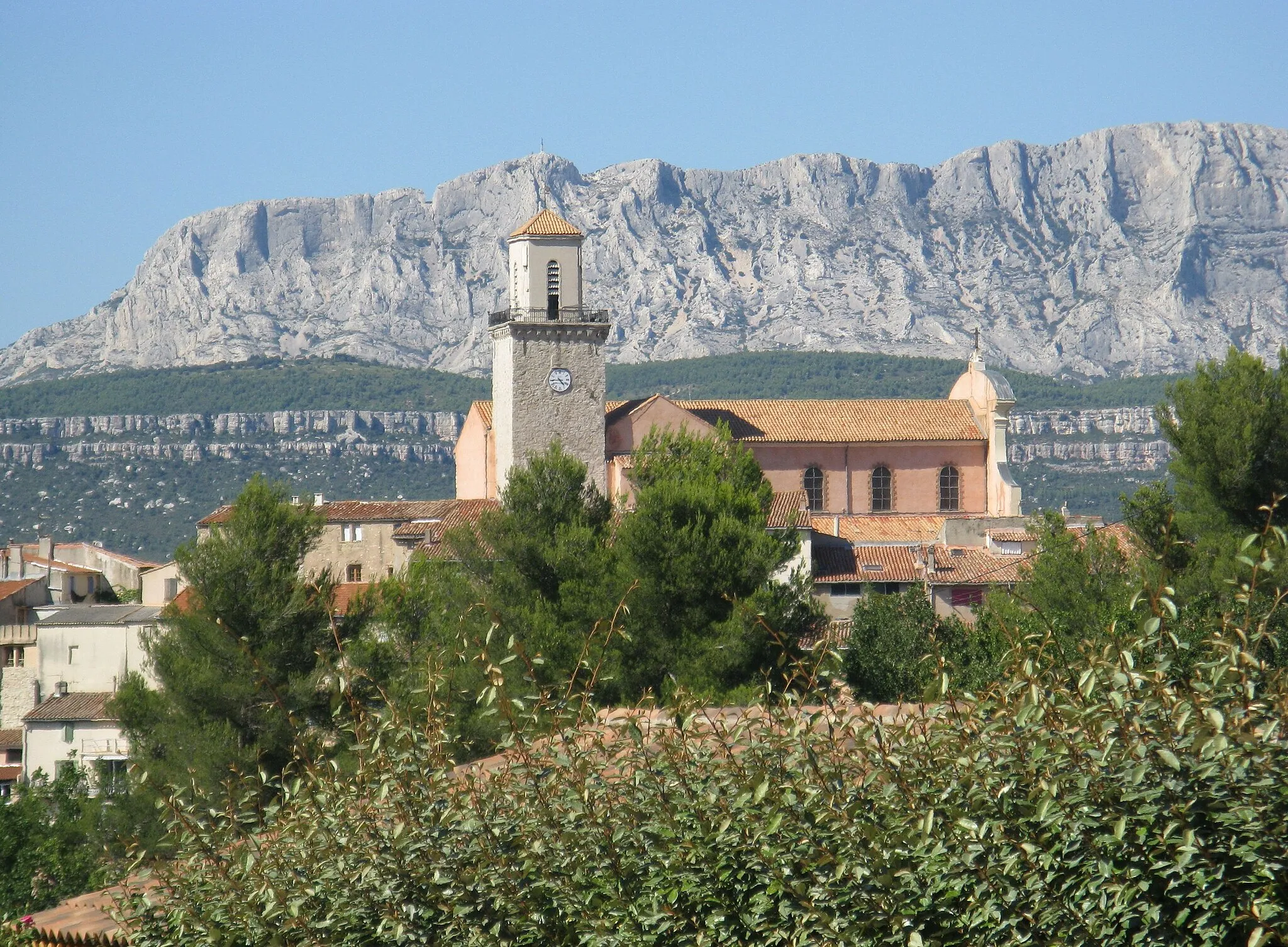 Photo showing: Fuveau: Ortskern mit Kirche vor dem Berg Sainte-Victoire