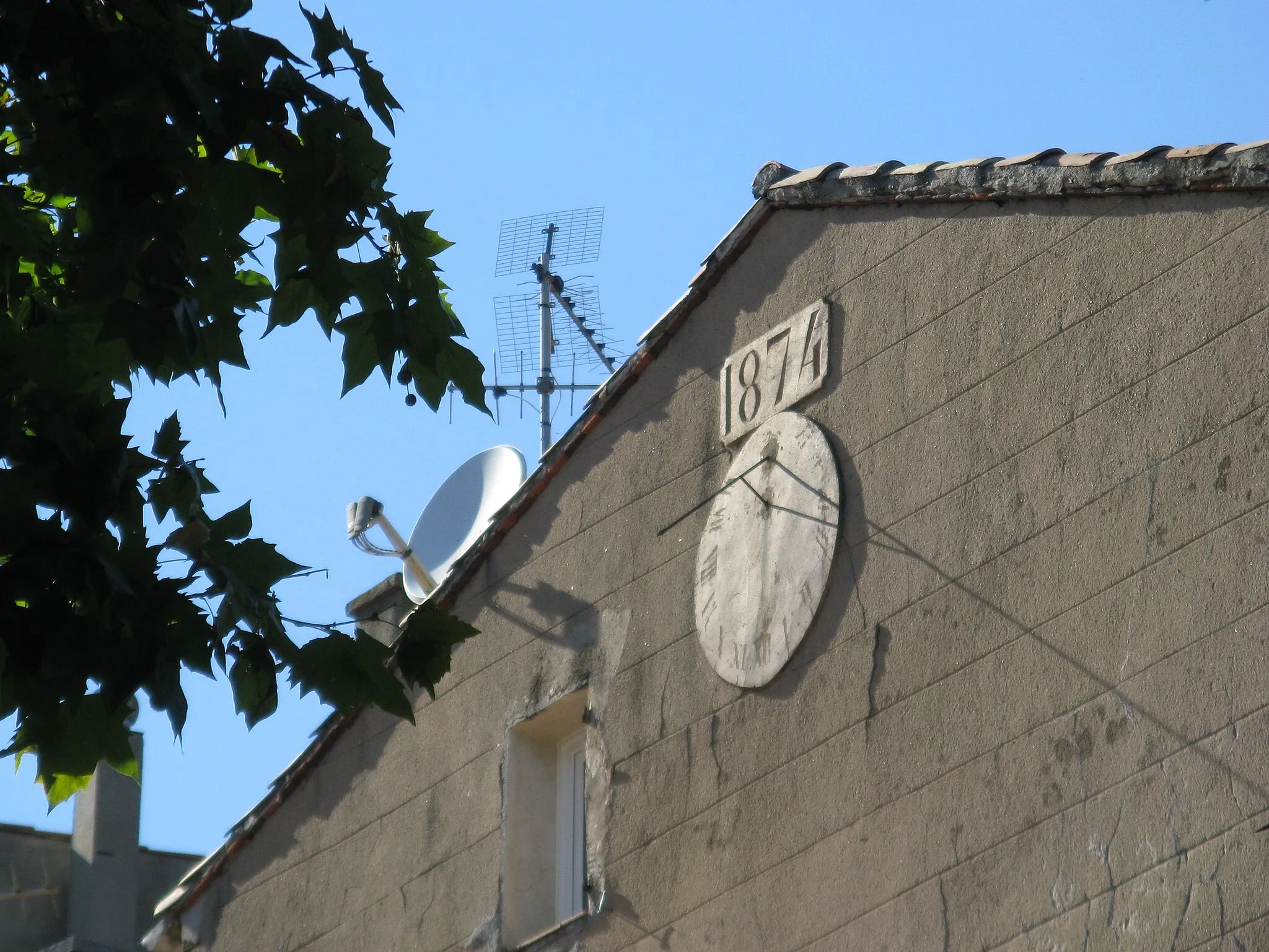 Photo showing: Fuveau: Haus-Giebel und -Dach im Ortskern