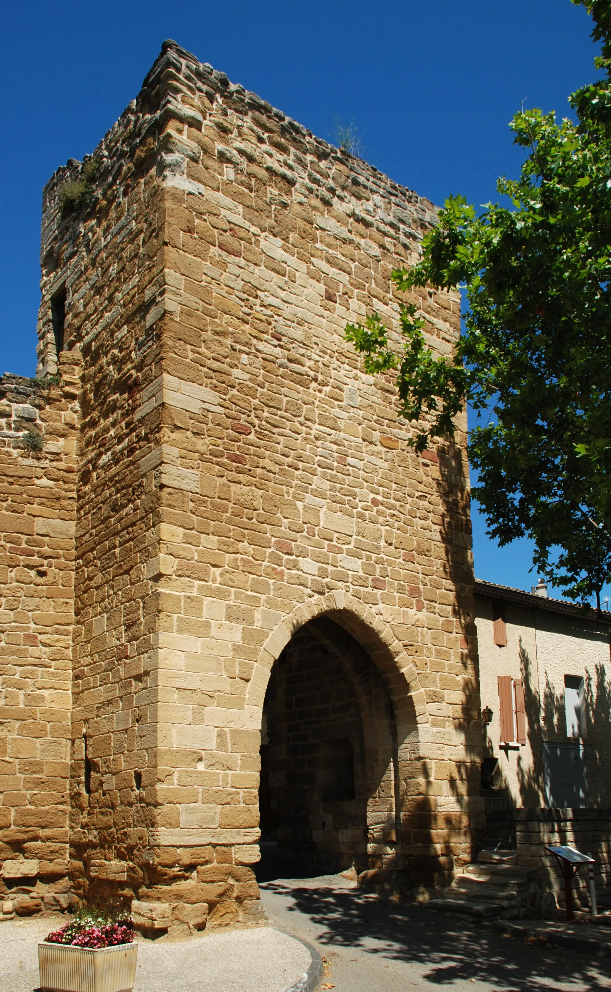 Photo showing: France - Vaucluse - Aubignan - Rue Tour des Remparts