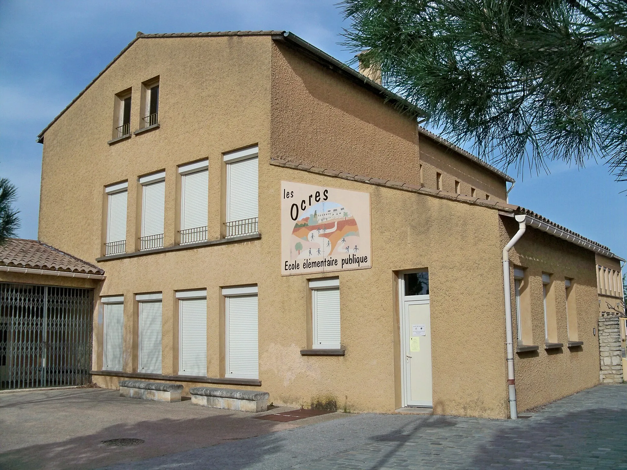 Photo showing: elemantary school in Gargas, Vaucluse, France