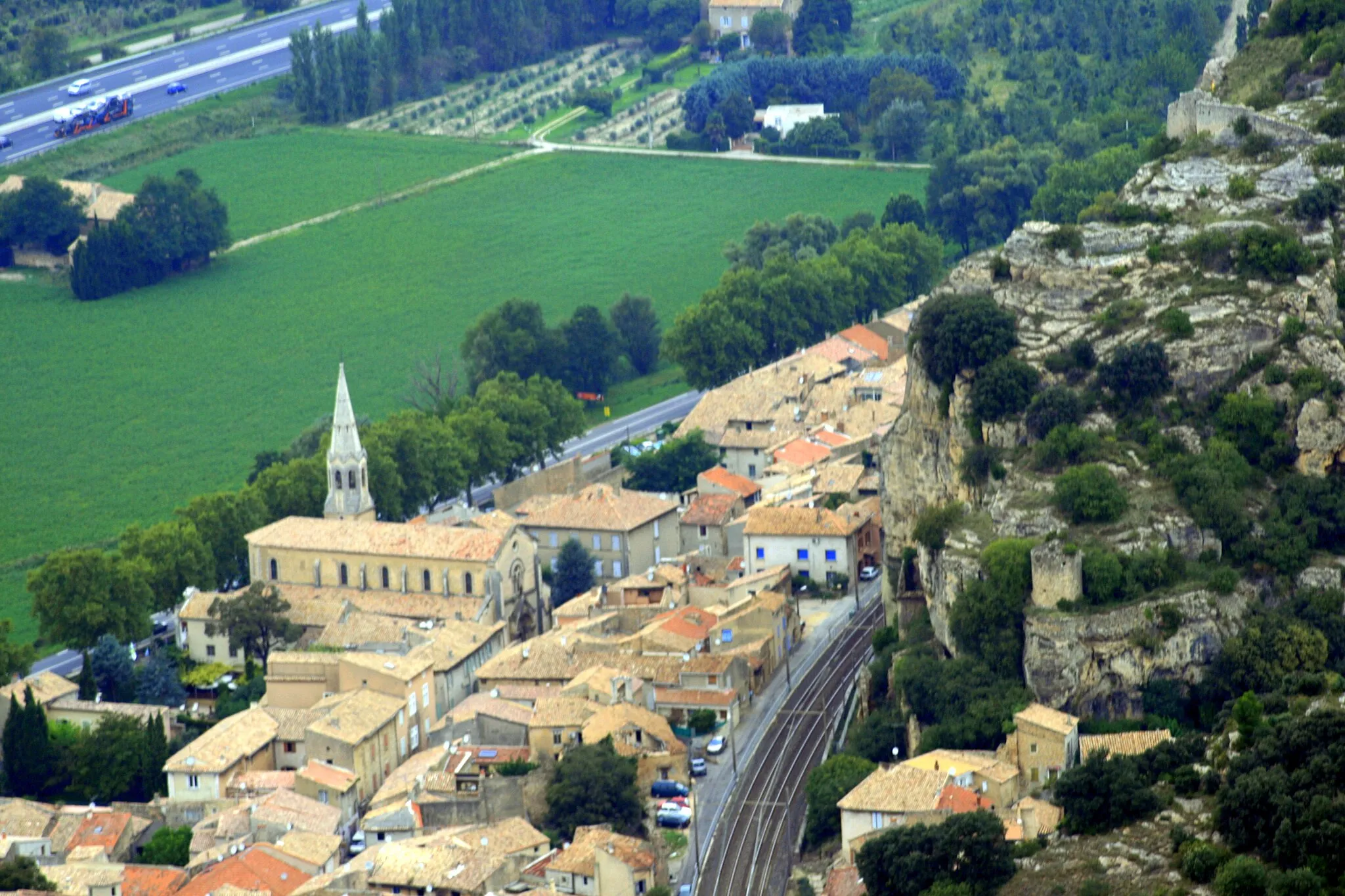 Photo showing: Vue sur le village de Mornas (Vaucluse).