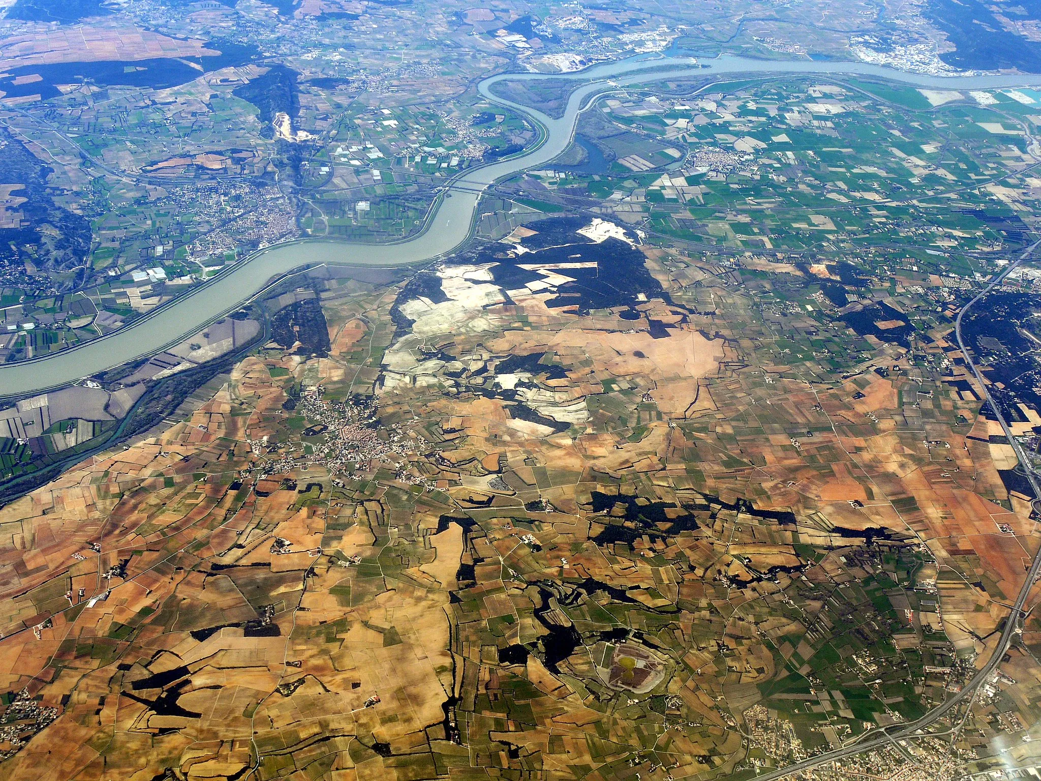 Photo showing: Châteauneuf-du-pape and Courthézon, photograph taken from the sky, on the fly line between Marseille and Stockholm.