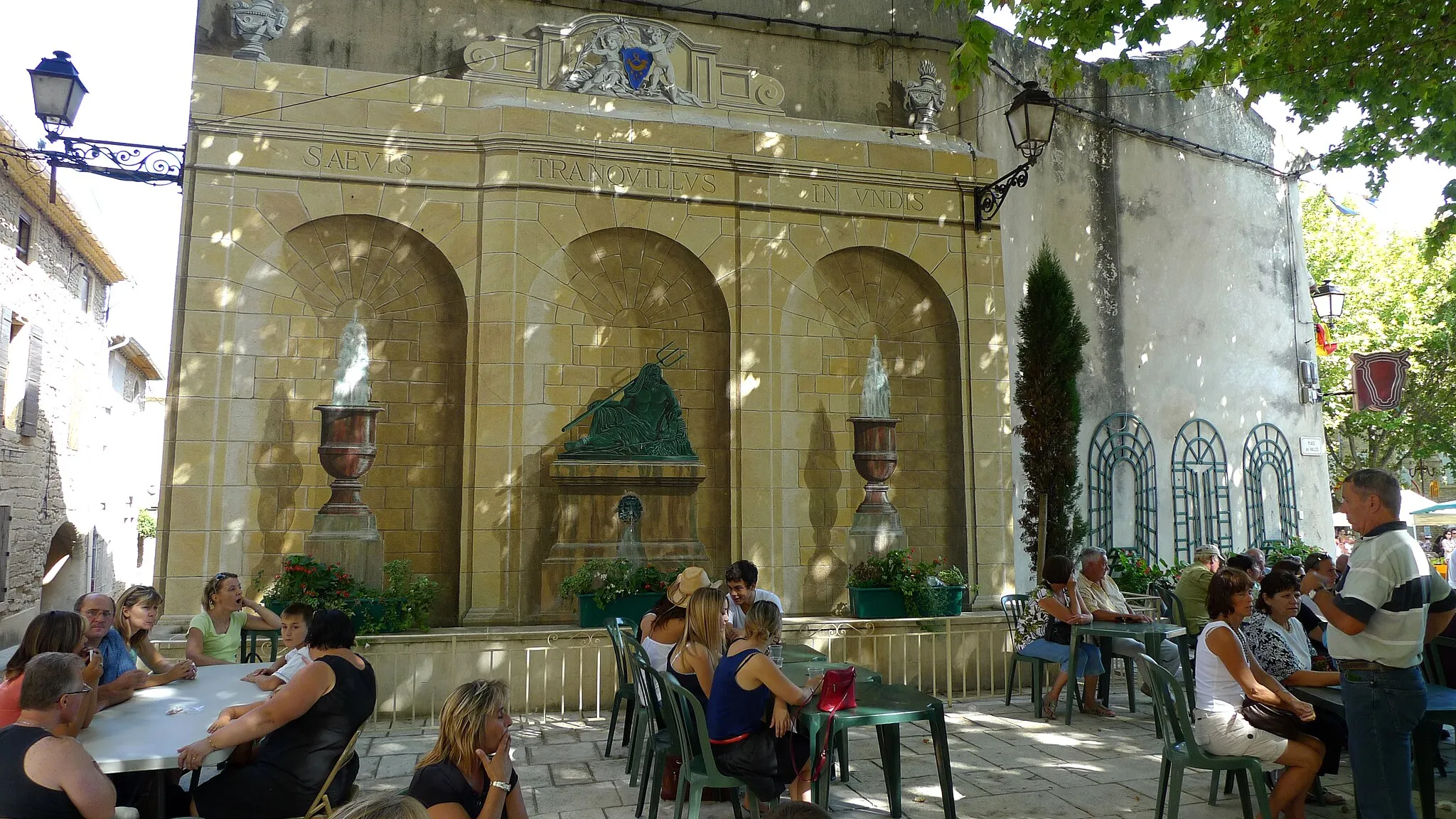 Photo showing: La fresque est pleine de charme et l'ambiance avec le restaurant est magique.