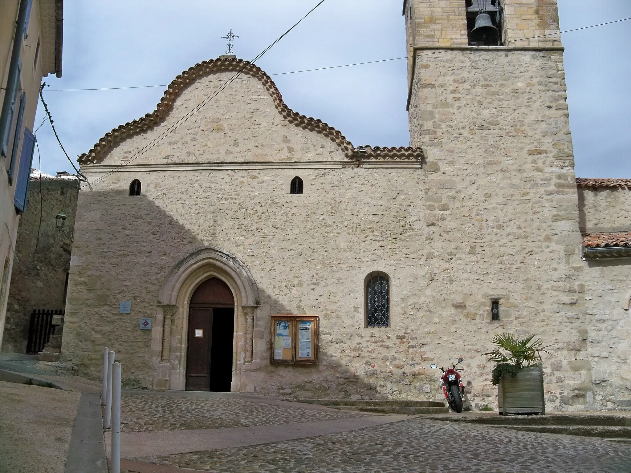 Photo showing: facade de l'Église St Pierre (Pierrevert)