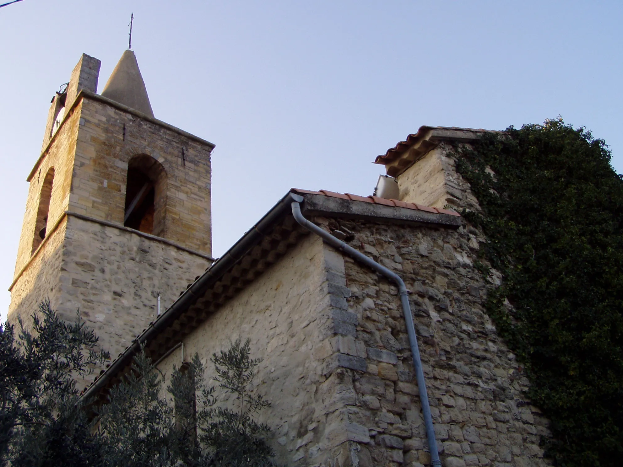 Photo showing: The church of Pierrevert