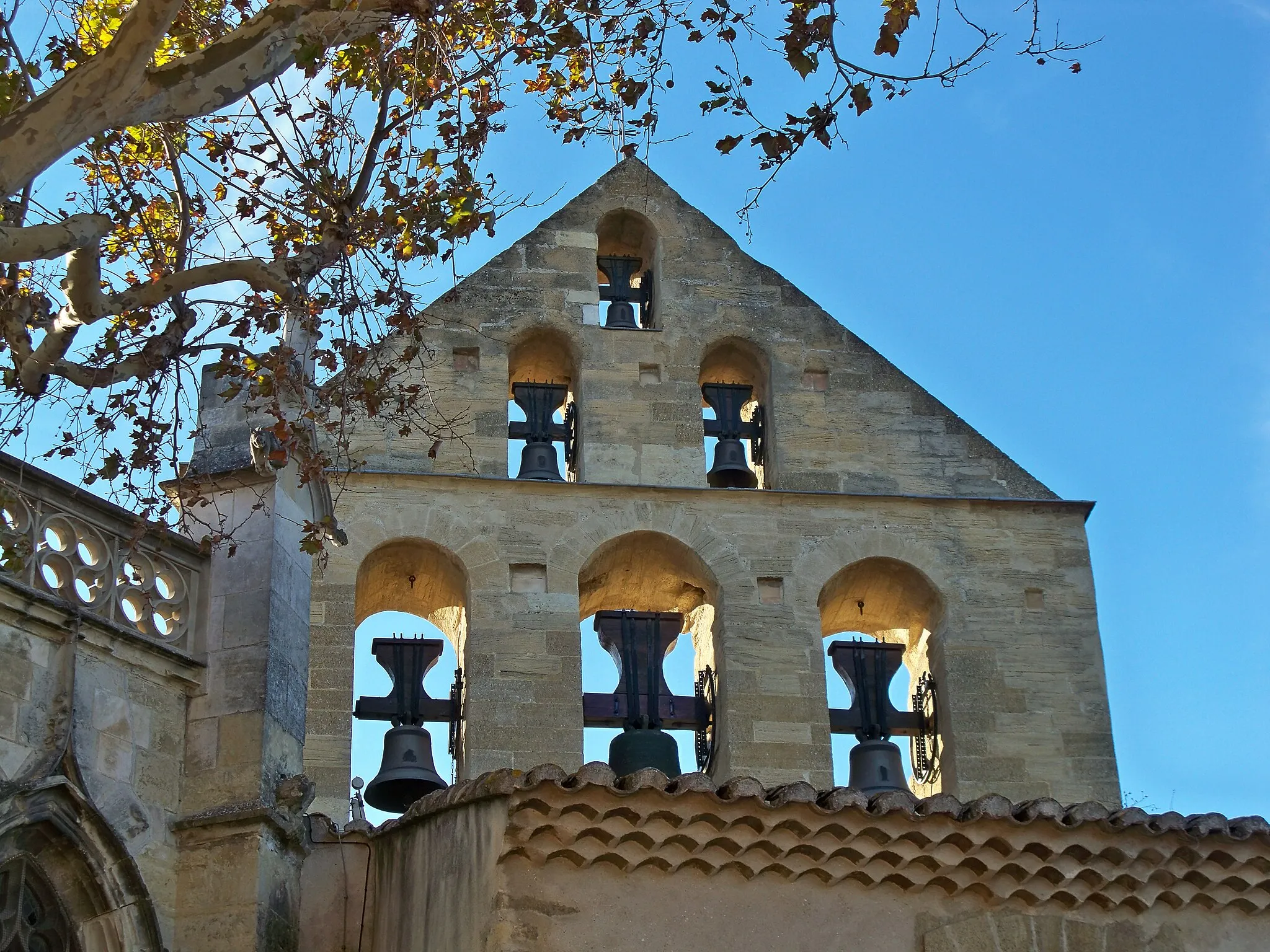 Photo showing: clocher de l'église Saint Michel de Caderousse, Vaucluse, France
