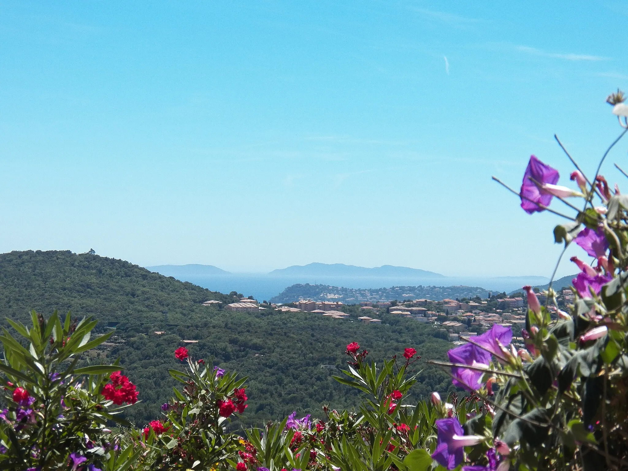 Photo showing: Vue depuis Gassin vers La Croix-Valmer et les îles d'Or d'Hyères