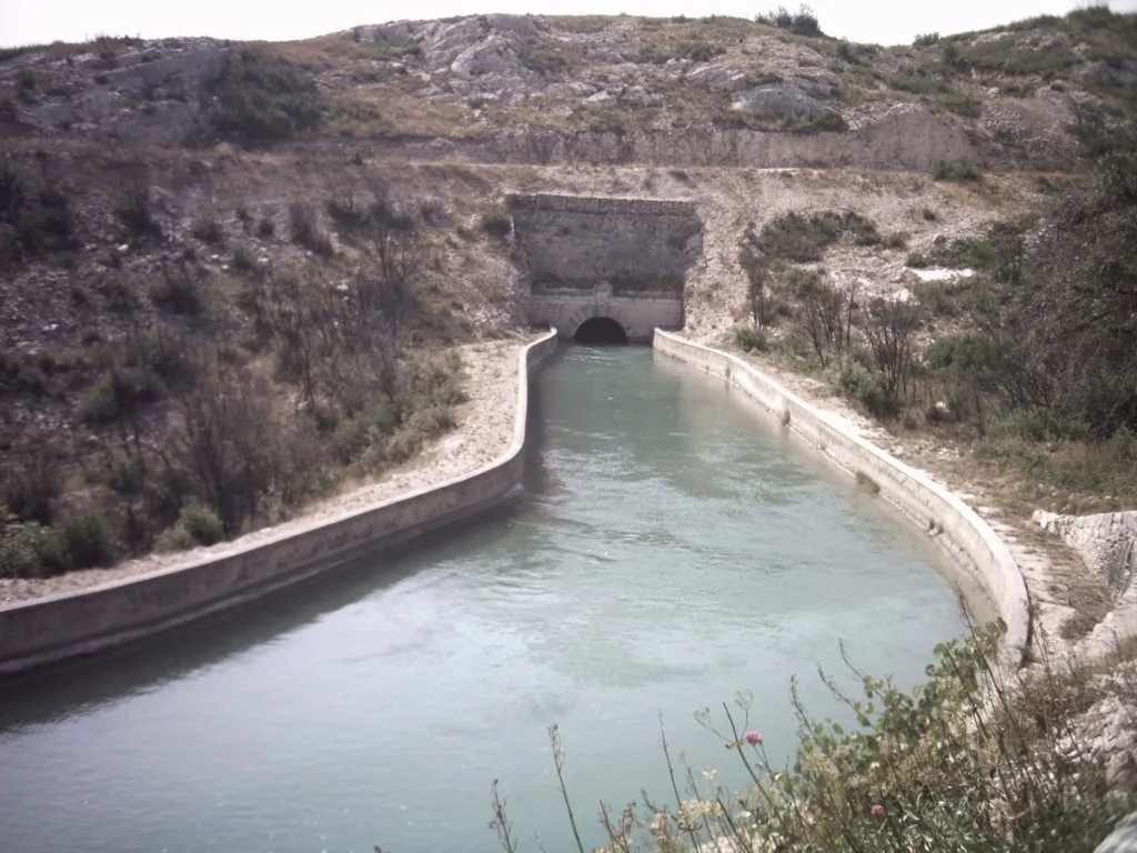 Photo showing: Un passage en souterrain au nord de Coudoux. Vue vers l'ouest depuis la route des Quatre Termes (vallon du Berratin). Tunnel d'environ 102 m de long ; à l'autre bout du tunnel sur la gauche se trouve une station de pompage. Le prochain tunnel dans cette direction est le souterrain de la Baume.