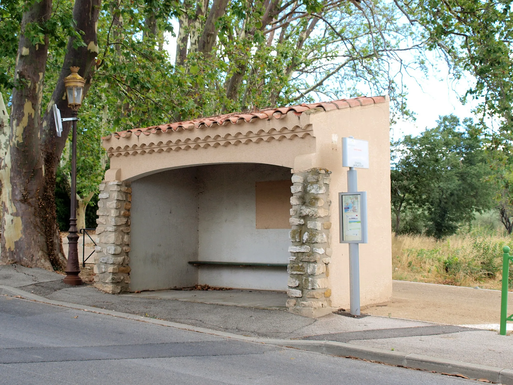 Photo showing: Coudoux (Bouches-du-Rhône, France) ; aubette, route de Velaux.