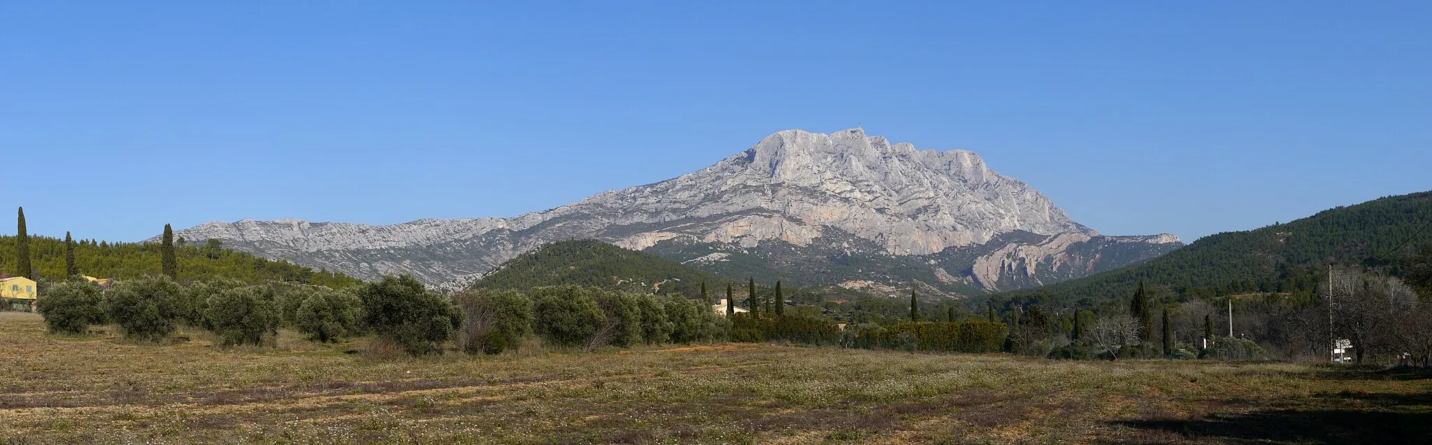 Photo showing: The mountain Sainte-Victoire from the road of 'Le Tholonet'.