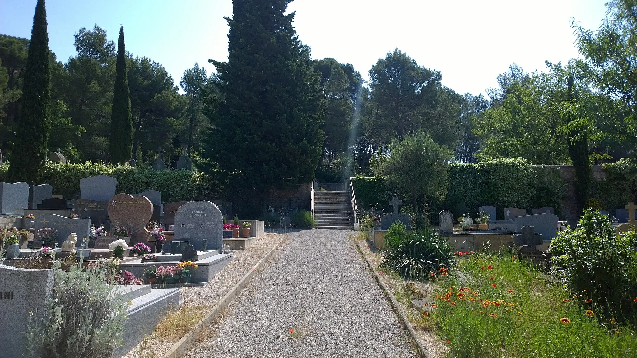 Photo showing: Cimetière du Tholonet