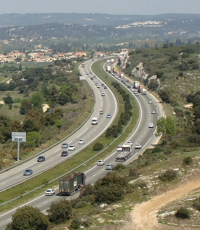 Photo showing: L'autoroute A55 vu depuis la chapelle Saint-Michel-de-Gignac. Vue prise en direction de l'est. Au fond, le village des Pennes-Mirabeau.