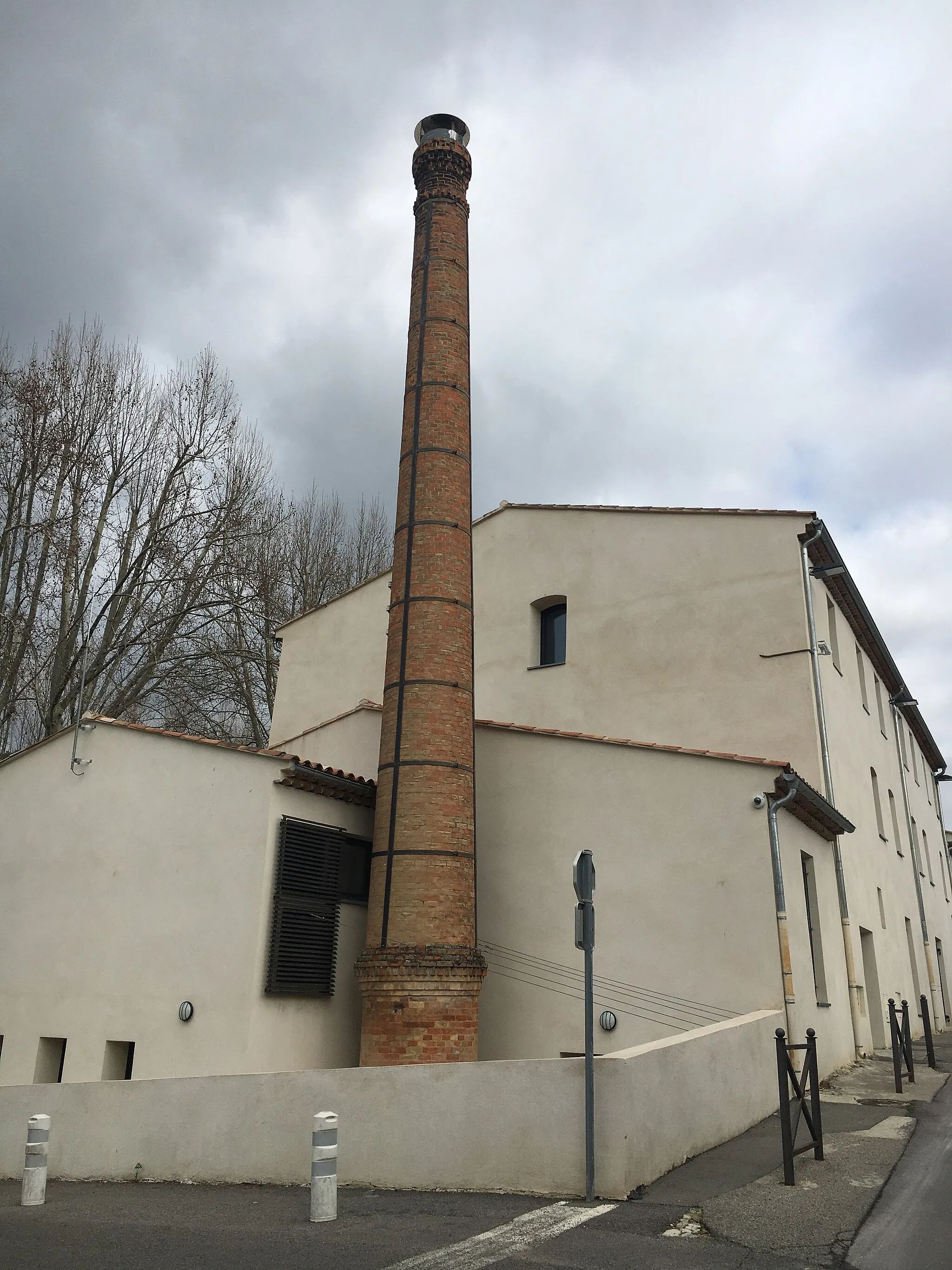 Photo showing: Une des deux tours de l'ancienne scierie