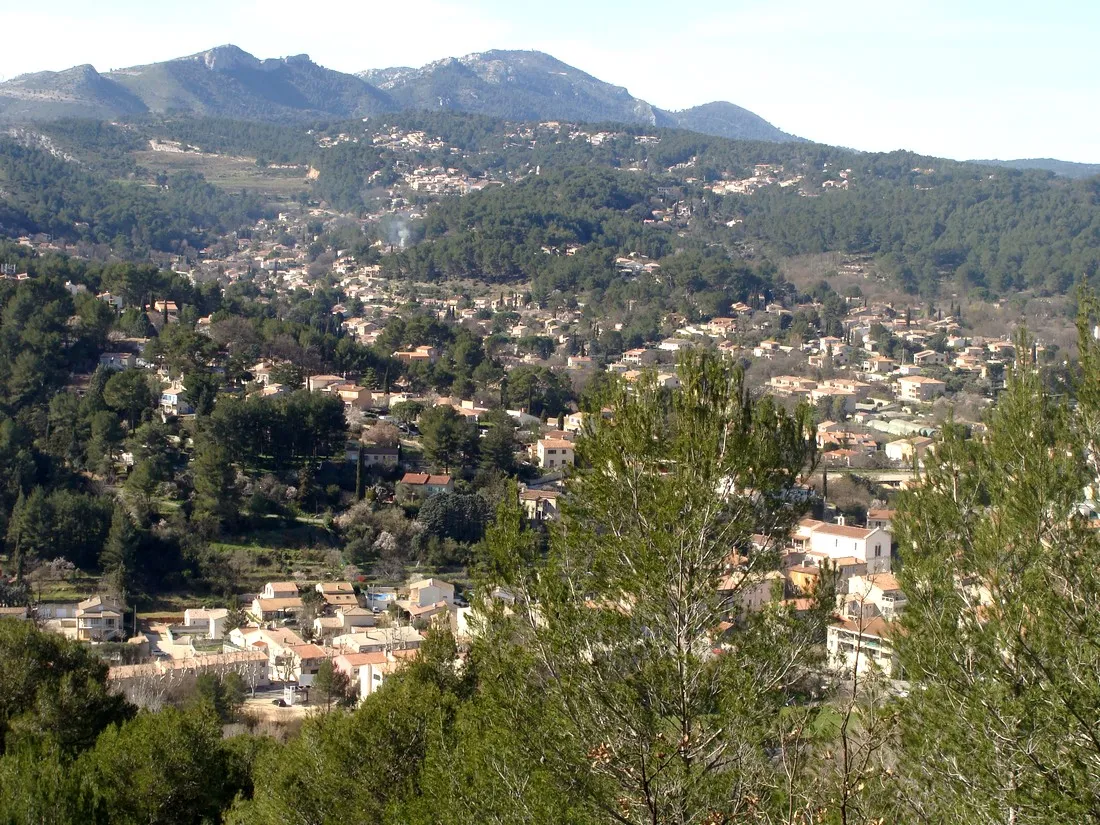 Photo showing: La Destrousse (au premier plan) et les villages voisins, dominés par les sommets de l'extrémité est du massif de l'Étoile (Mont Julien, Grand Puech).