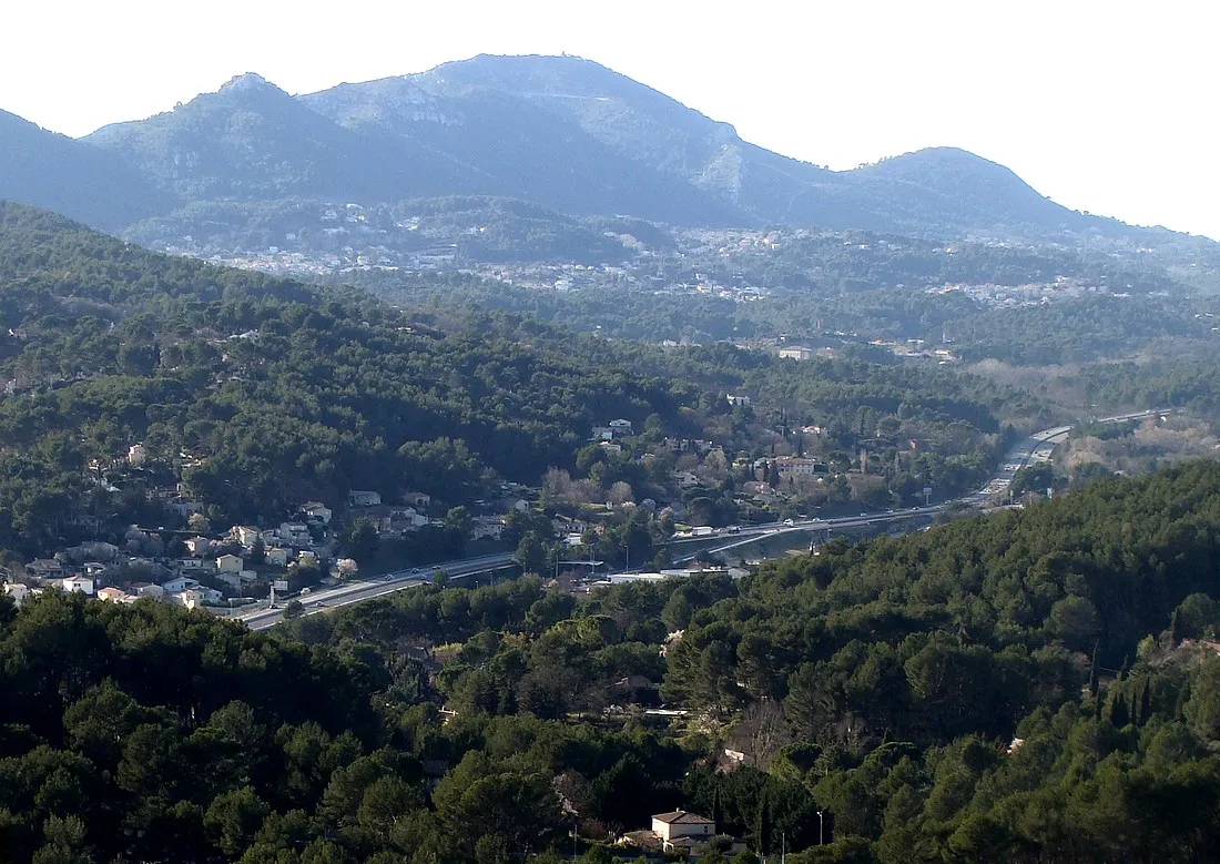 Photo showing: La haute vallée du Merlançon (de bas en haut : la Destrousse, Peypin, Saint-Savournin) ; au fond le Grand-Puech (alt. 778 m.)