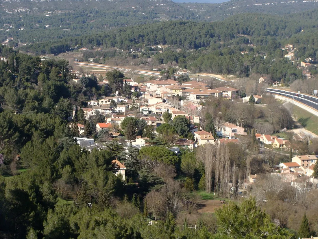 Photo showing: Le bourg de la Destrousse vu des pentes de la Colombière.