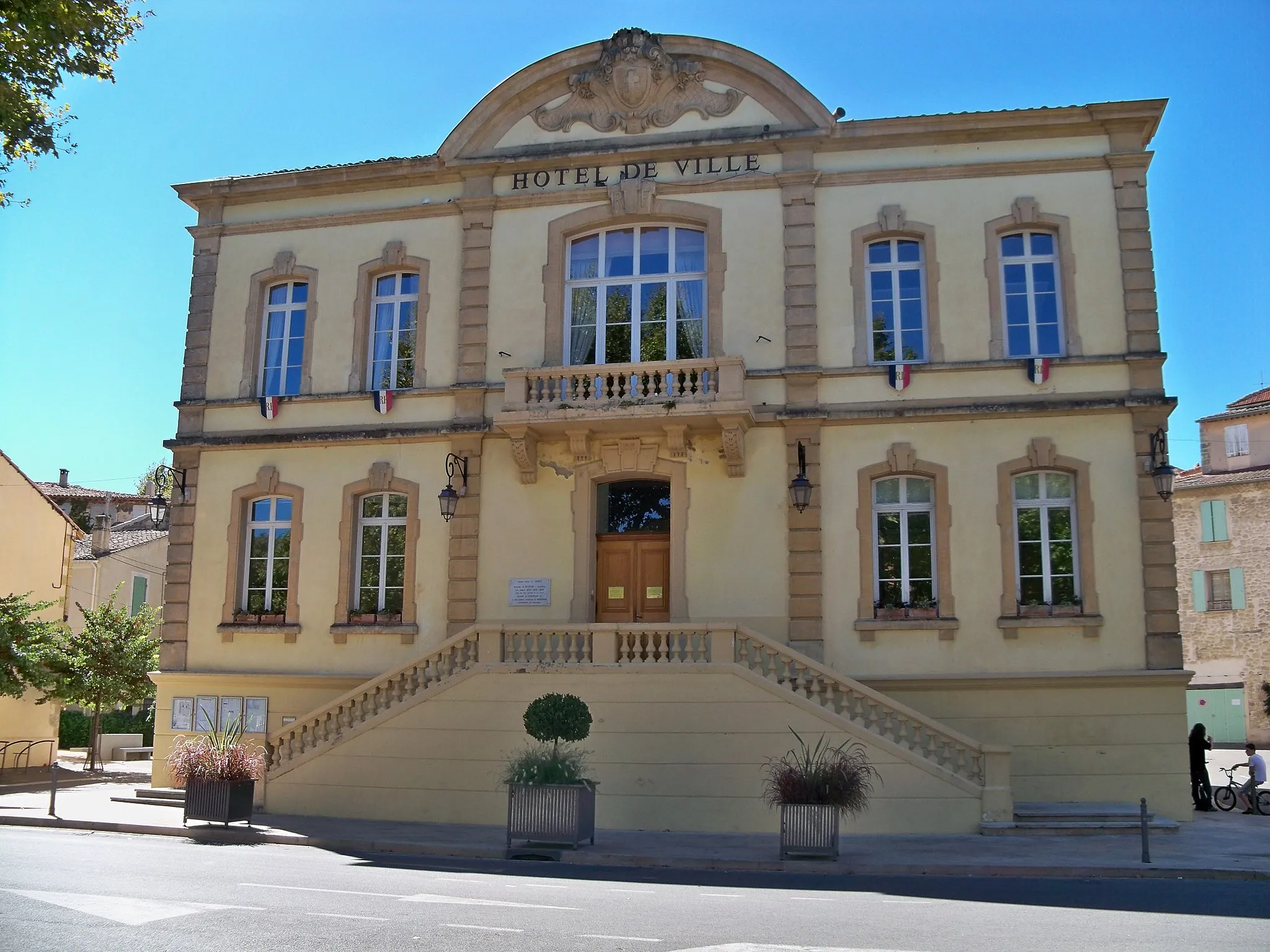 Photo showing: Town hall of Lambesc, Bouches-du-Rhône, France.